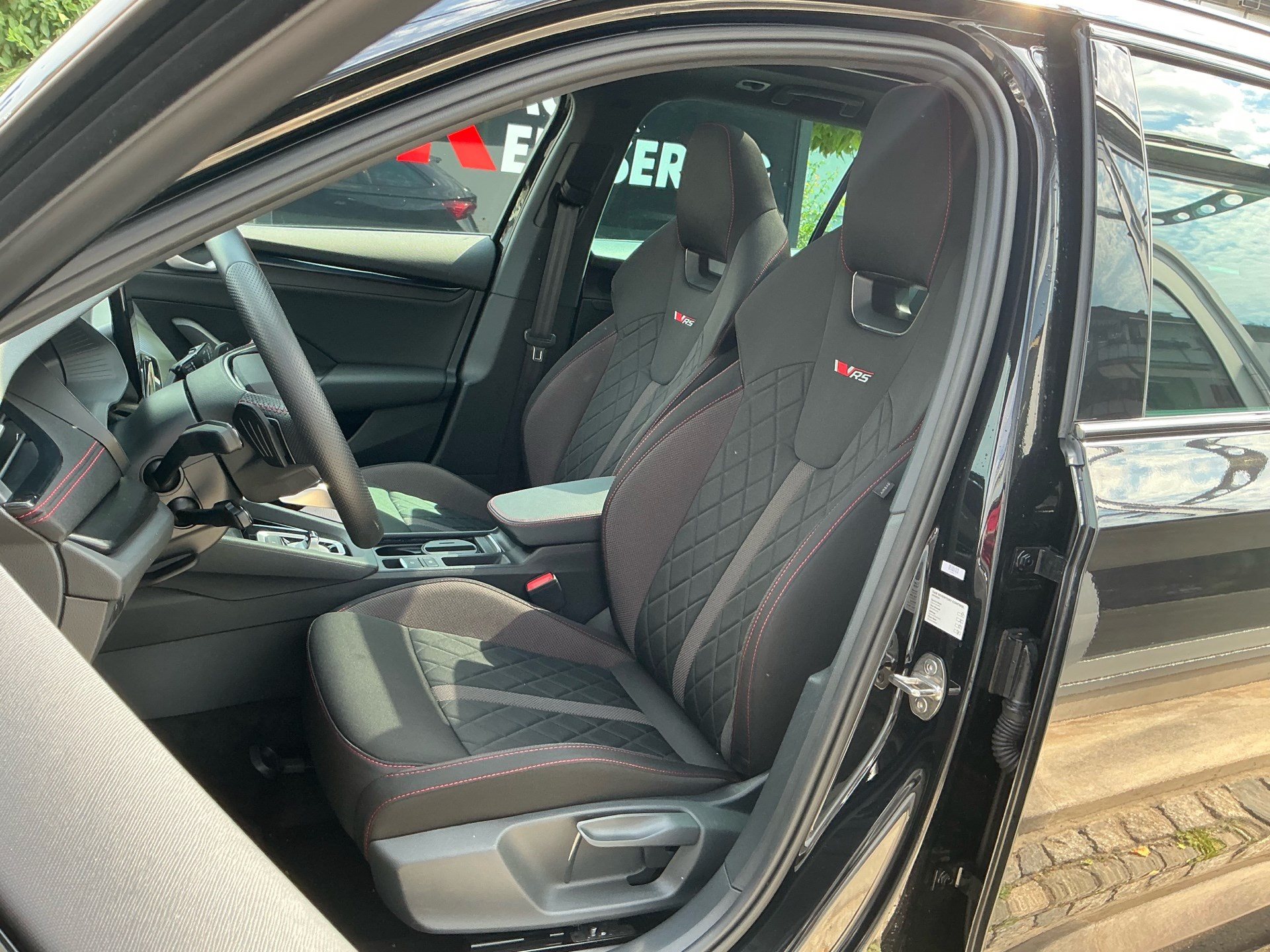 SKODA Octavia Combi 2.0 TSI 265 PS RS ***PANORAMASCHIEBEDACH, ANHÄNGERKUPPLUNG & STANDHEIZUNG***-image-7