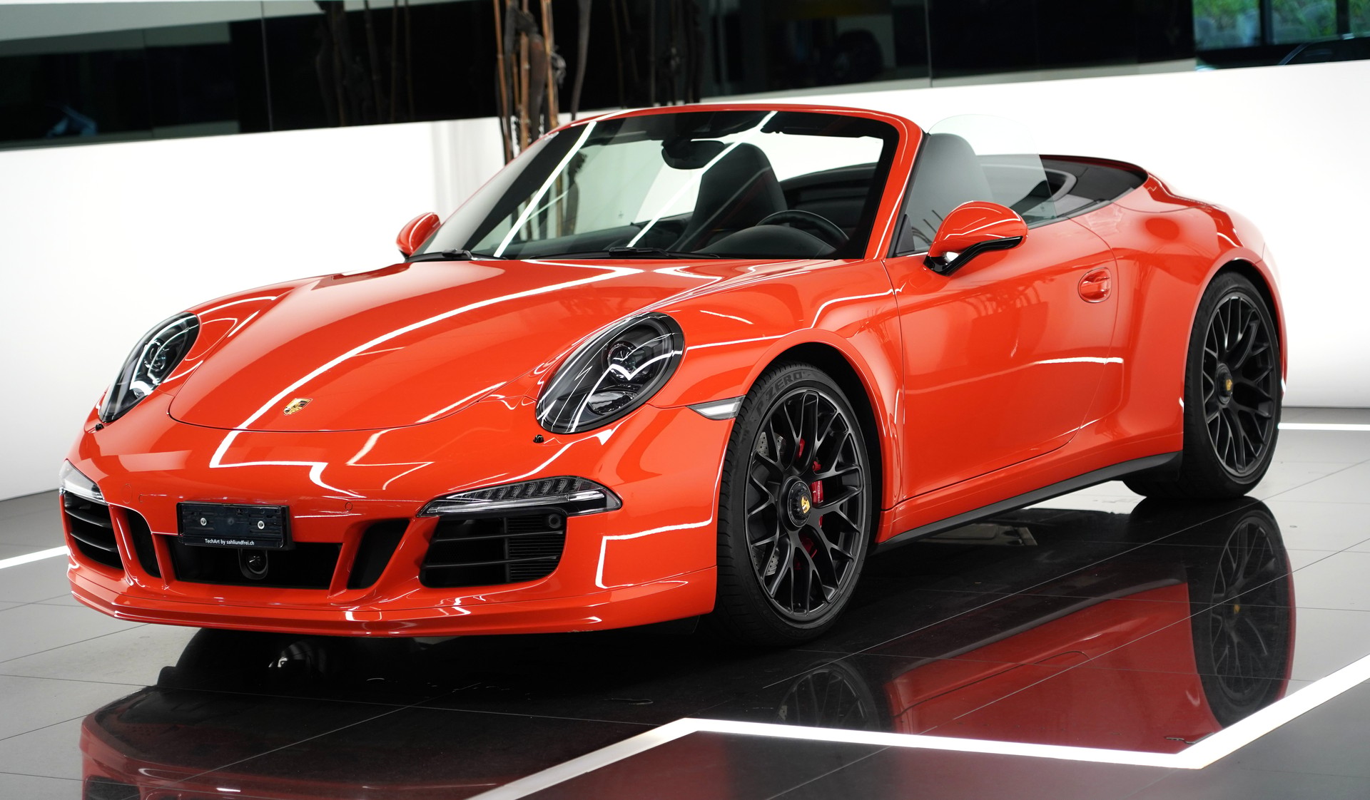 PORSCHE 911 Carrera 4 GTS Cabrio-image-1