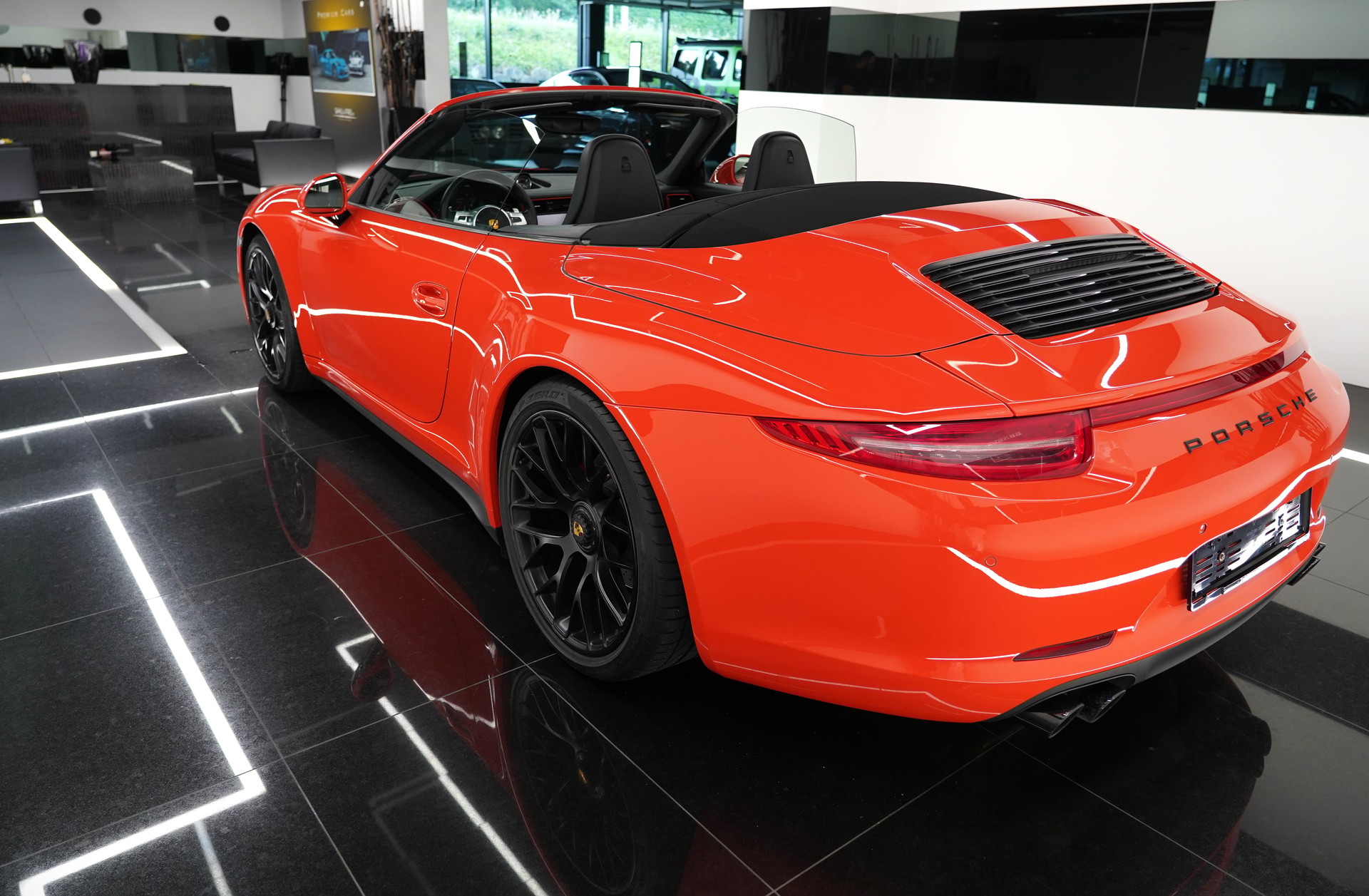 PORSCHE 911 Carrera 4 GTS Cabrio-image-6