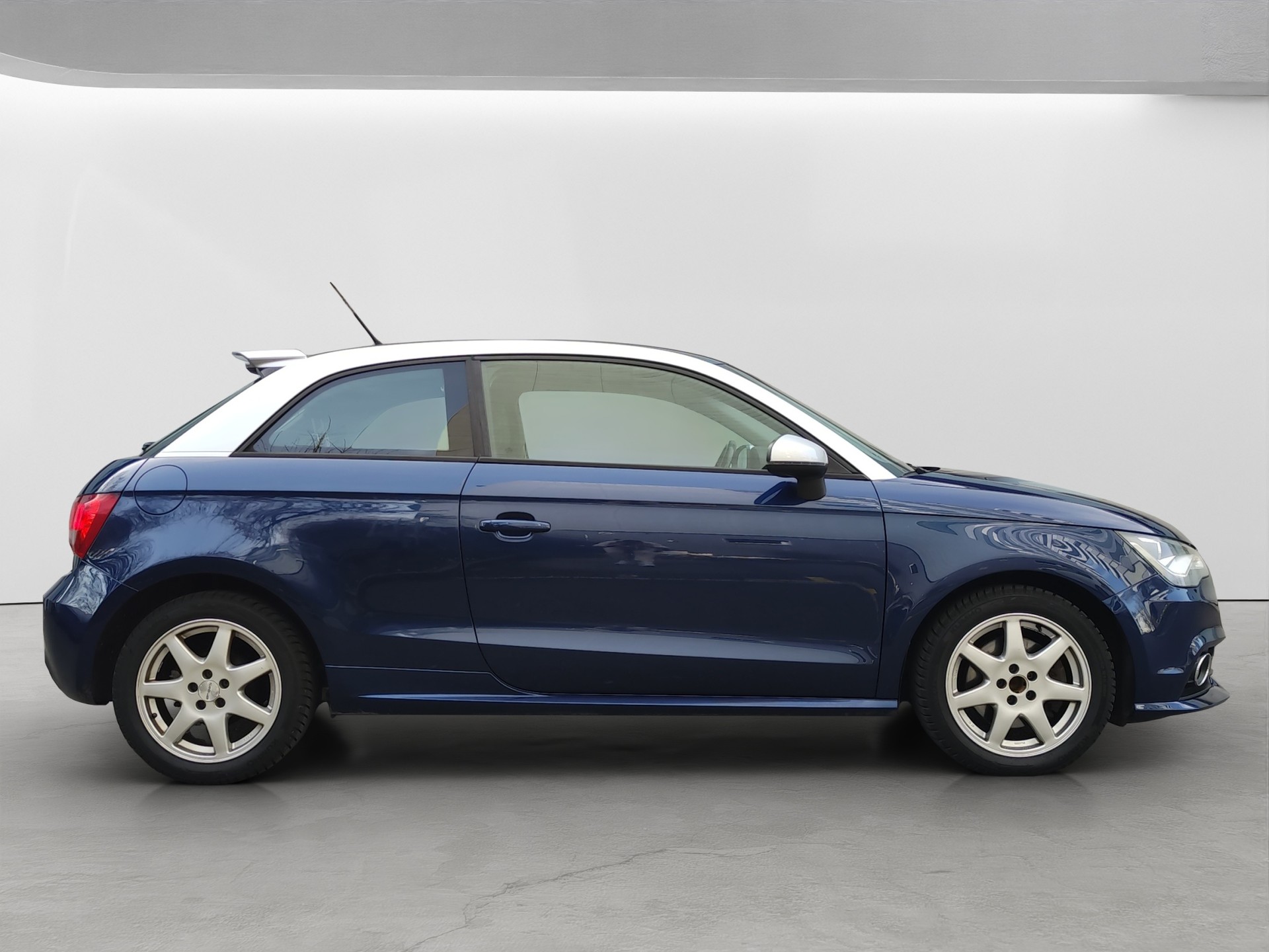 AUDI A1 1.4 TFSI Attraction S-tronic-image-8