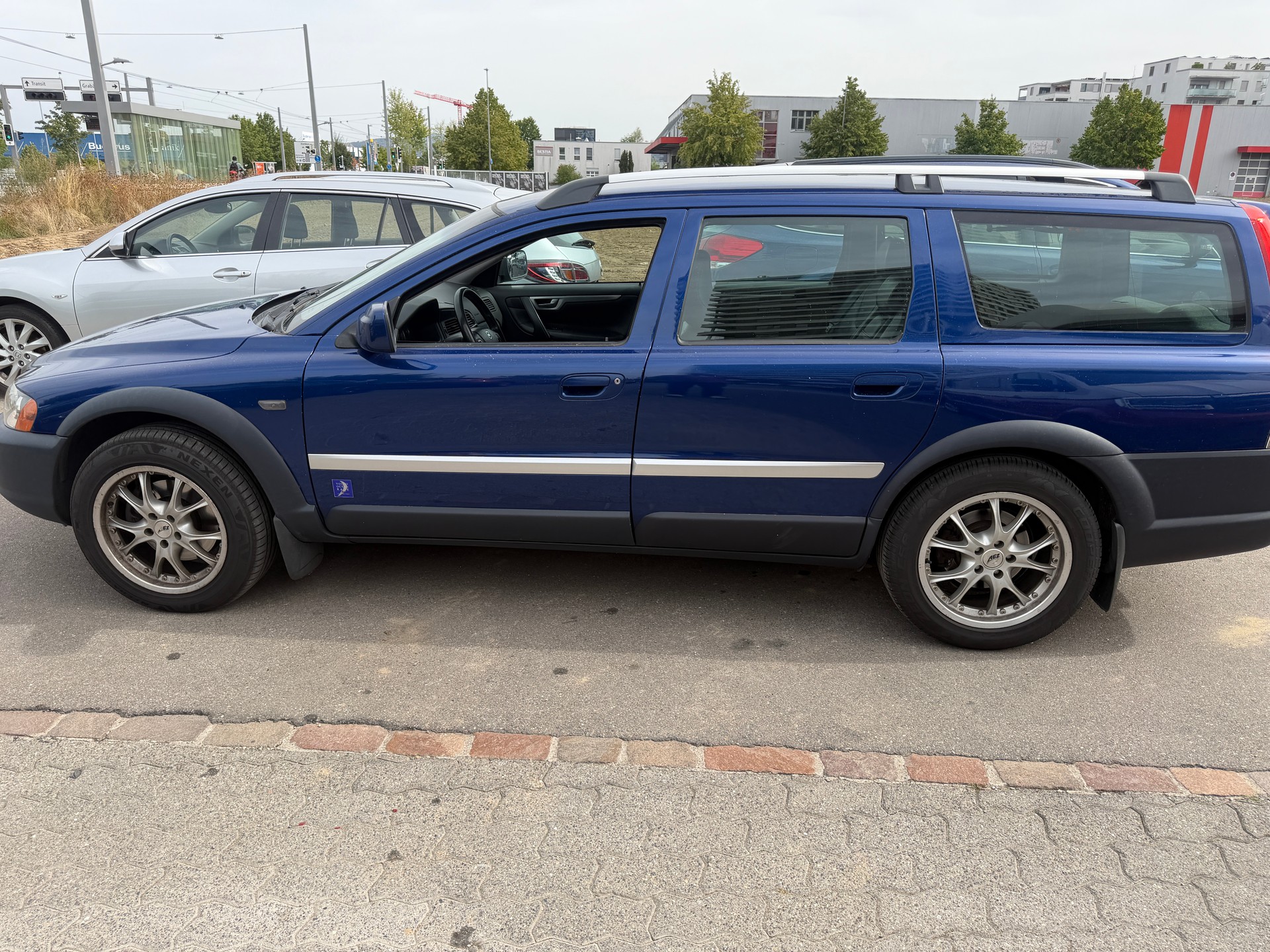 VOLVO XC70 D5 AWD Ocean Race-image-4