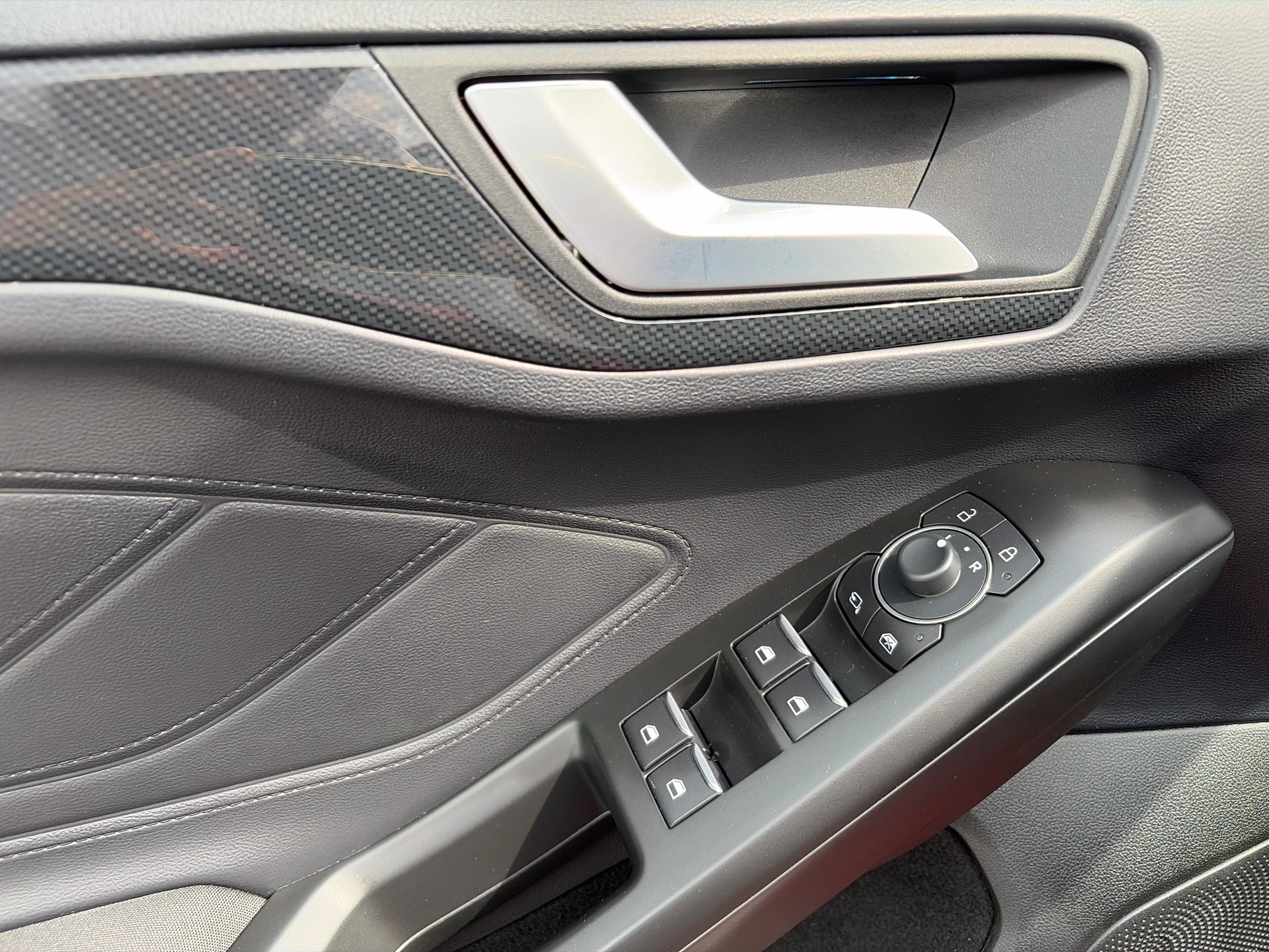 FORD Focus 1.0i EcoB Hybrid 155 ST-Line X-image-16