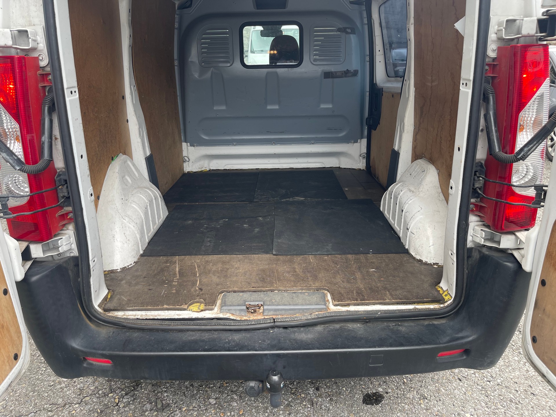 PEUGEOT Expert 2.0 HDi 229 L2H1-image-10