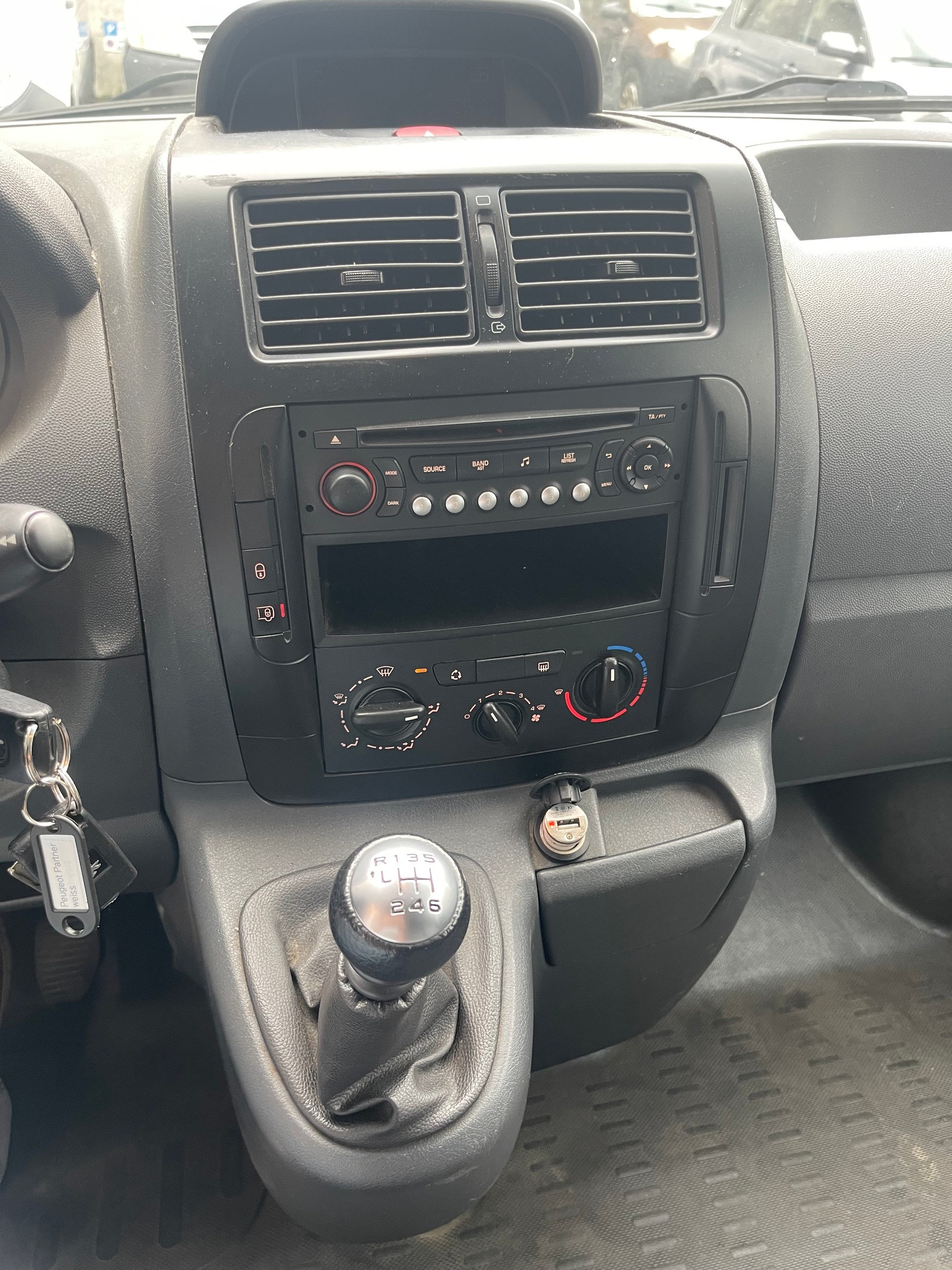PEUGEOT Expert 2.0 HDi 229 L2H1-image-5