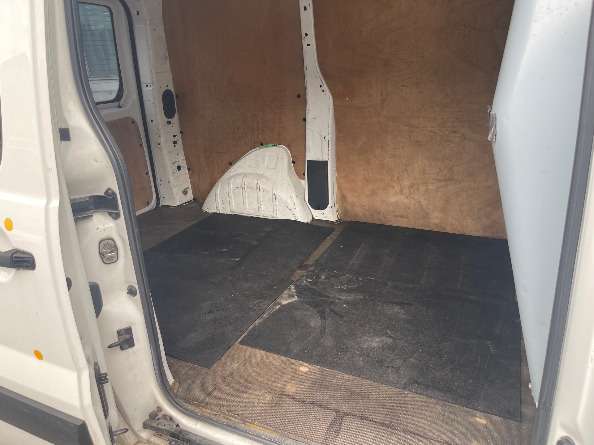 PEUGEOT Expert 2.0 HDi 229 L2H1-image-11