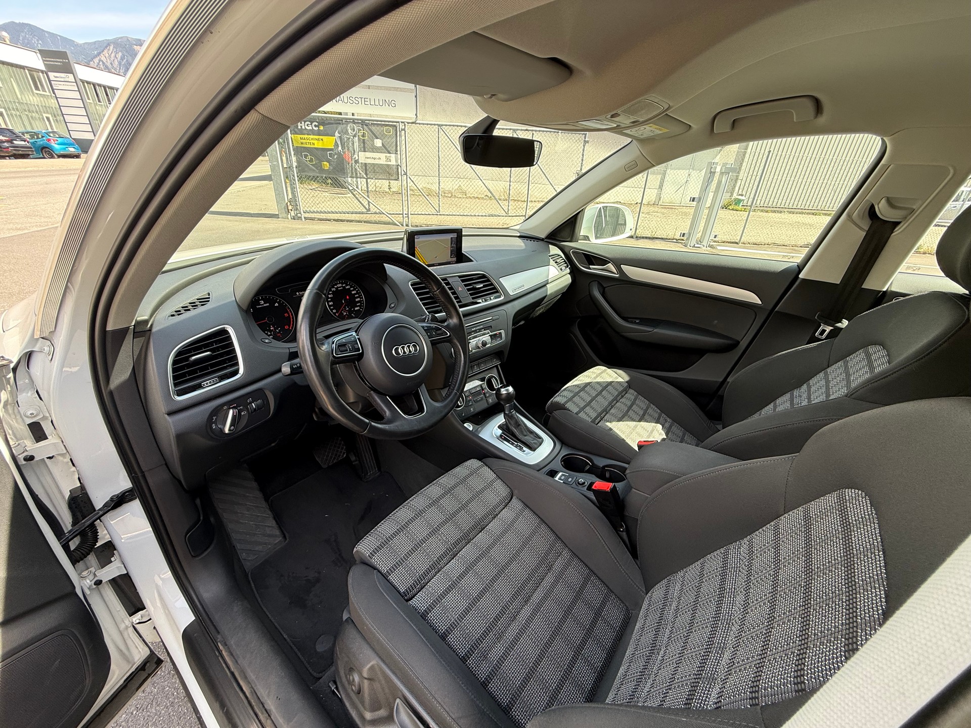 AUDI Q3 2.0 TDI sport quattro S-tronic-image-11