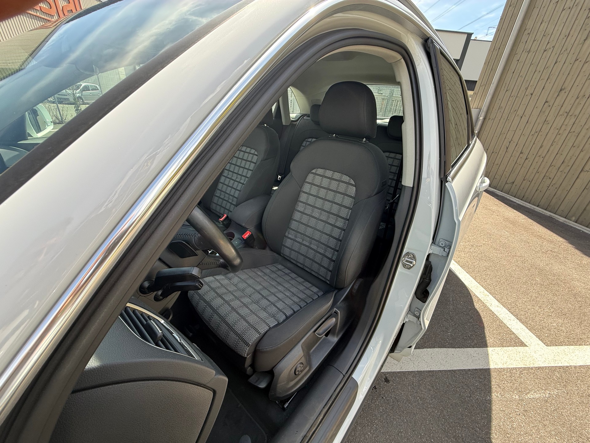 AUDI Q3 2.0 TDI sport quattro S-tronic-image-12