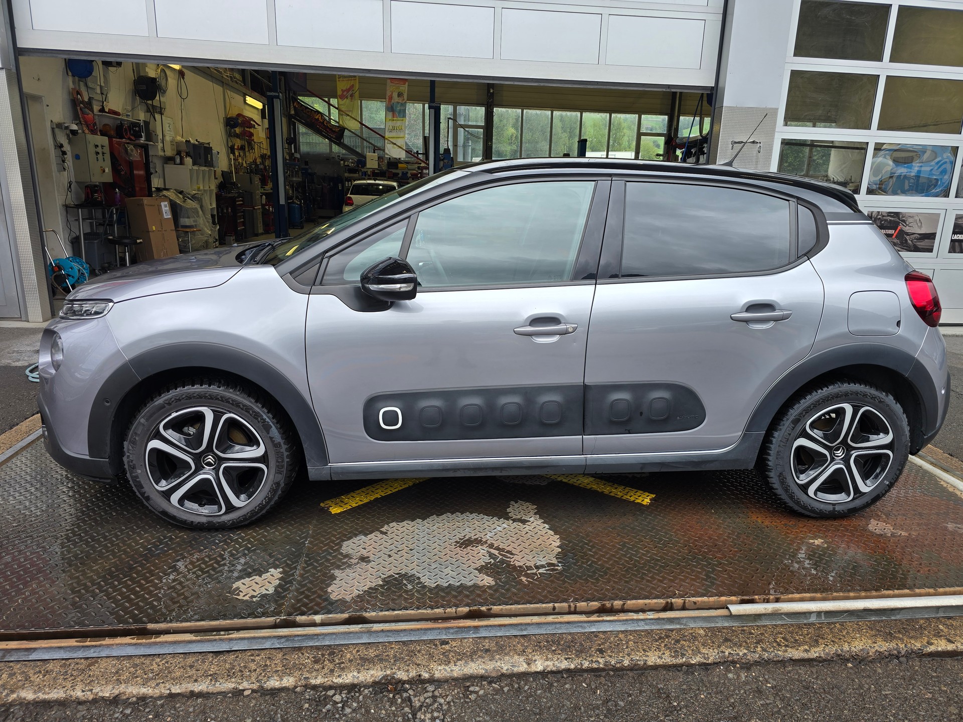 CITROEN C3 1.2i PureTech Shine EAT6-image-2