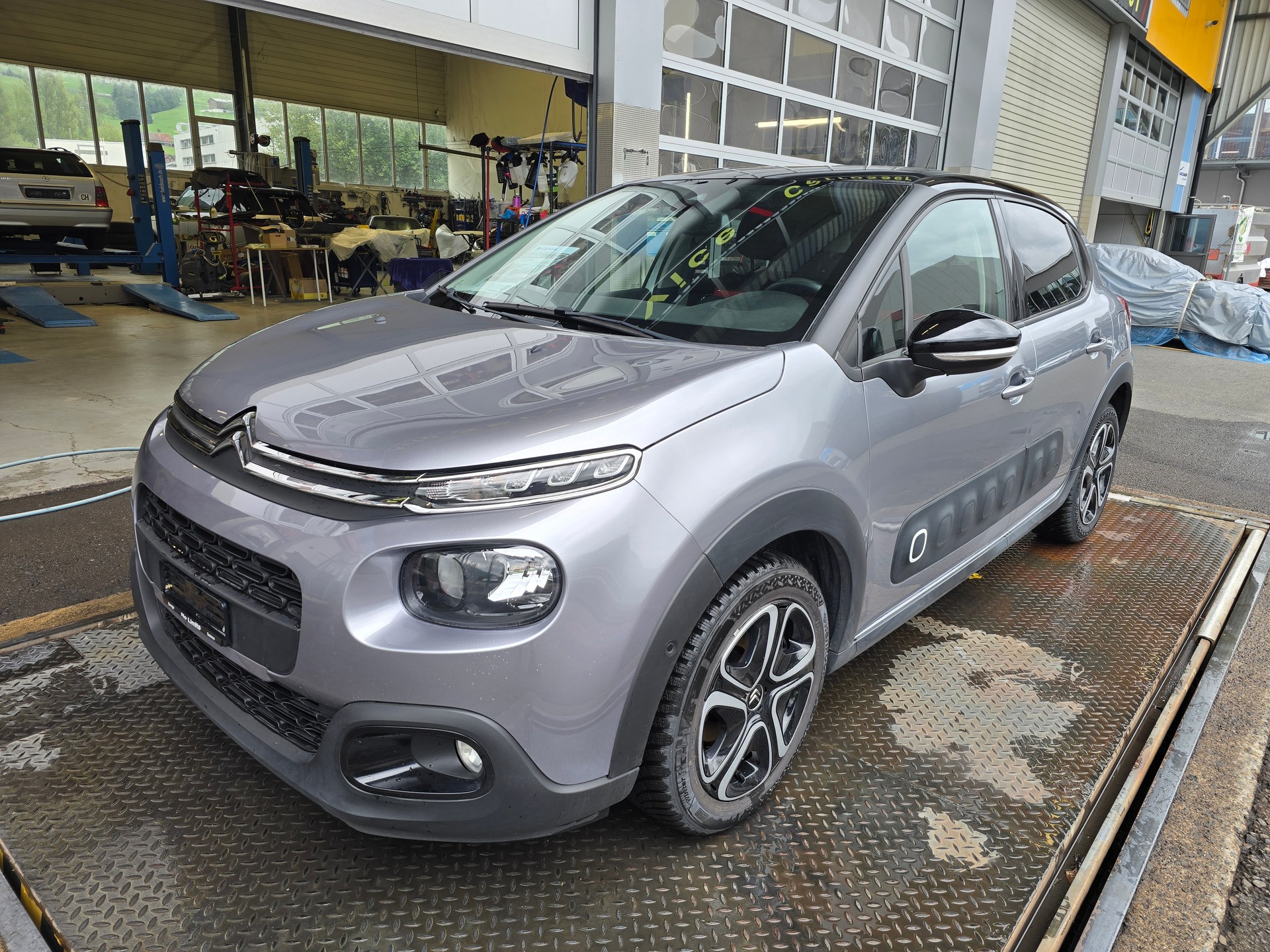 CITROEN C3 1.2i PureTech Shine EAT6-image-1