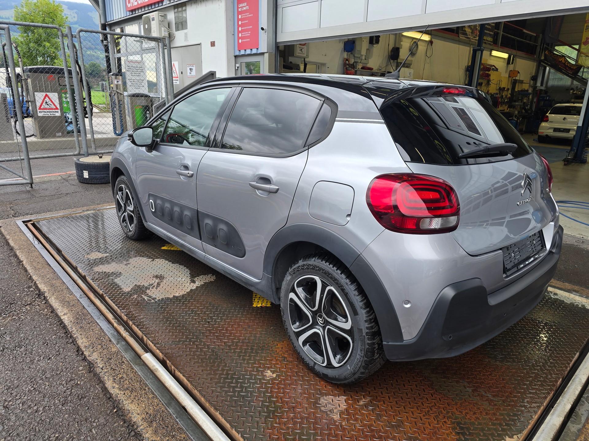 CITROEN C3 1.2i PureTech Shine EAT6-image-3