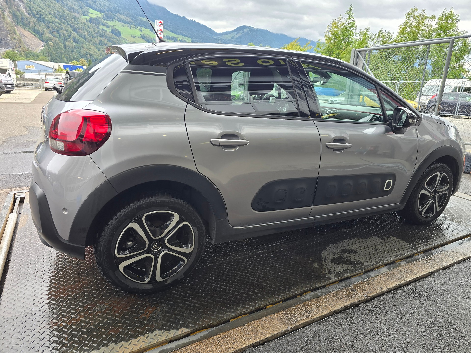 CITROEN C3 1.2i PureTech Shine EAT6-image-5