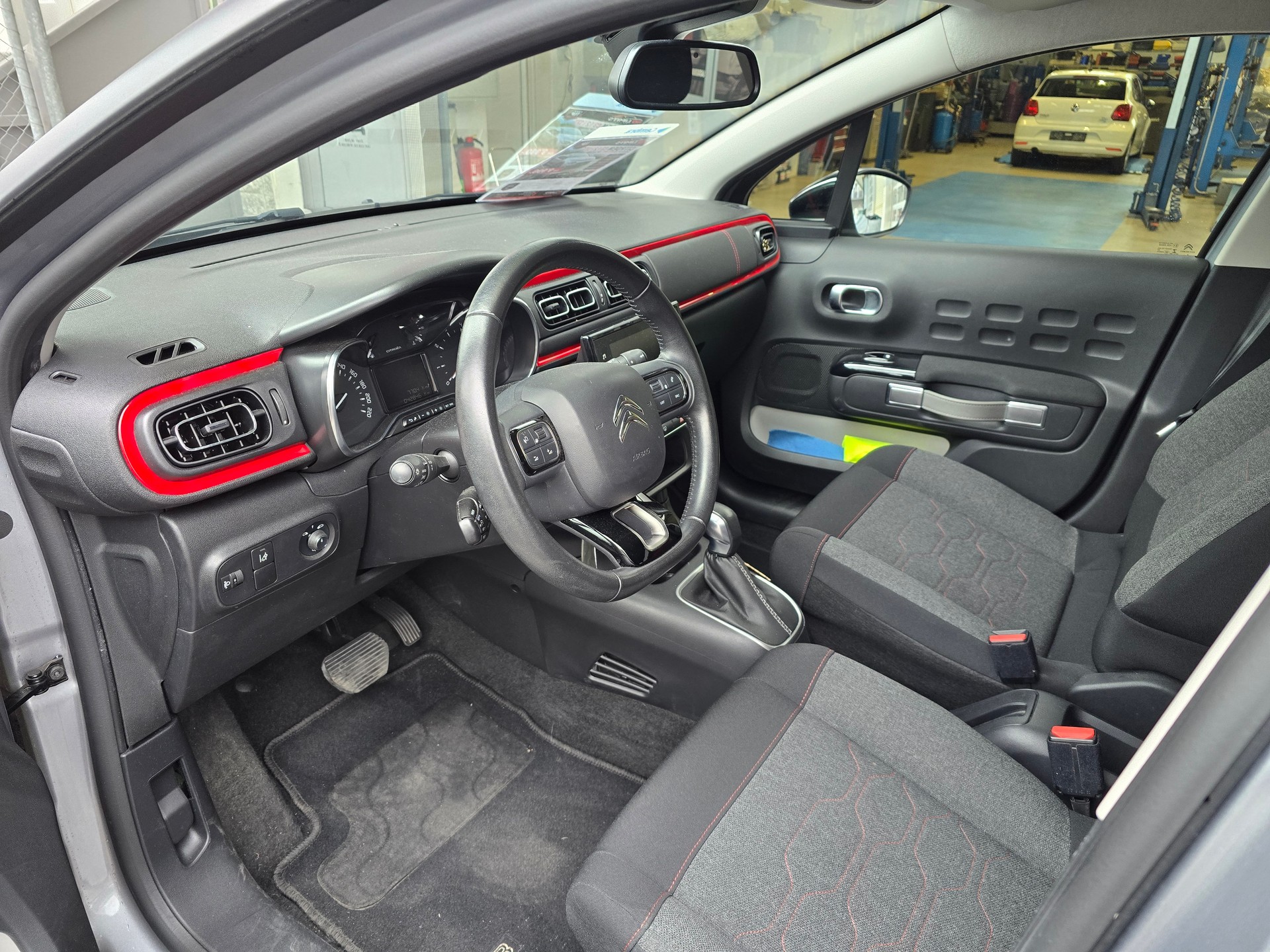 CITROEN C3 1.2i PureTech Shine EAT6-image-8