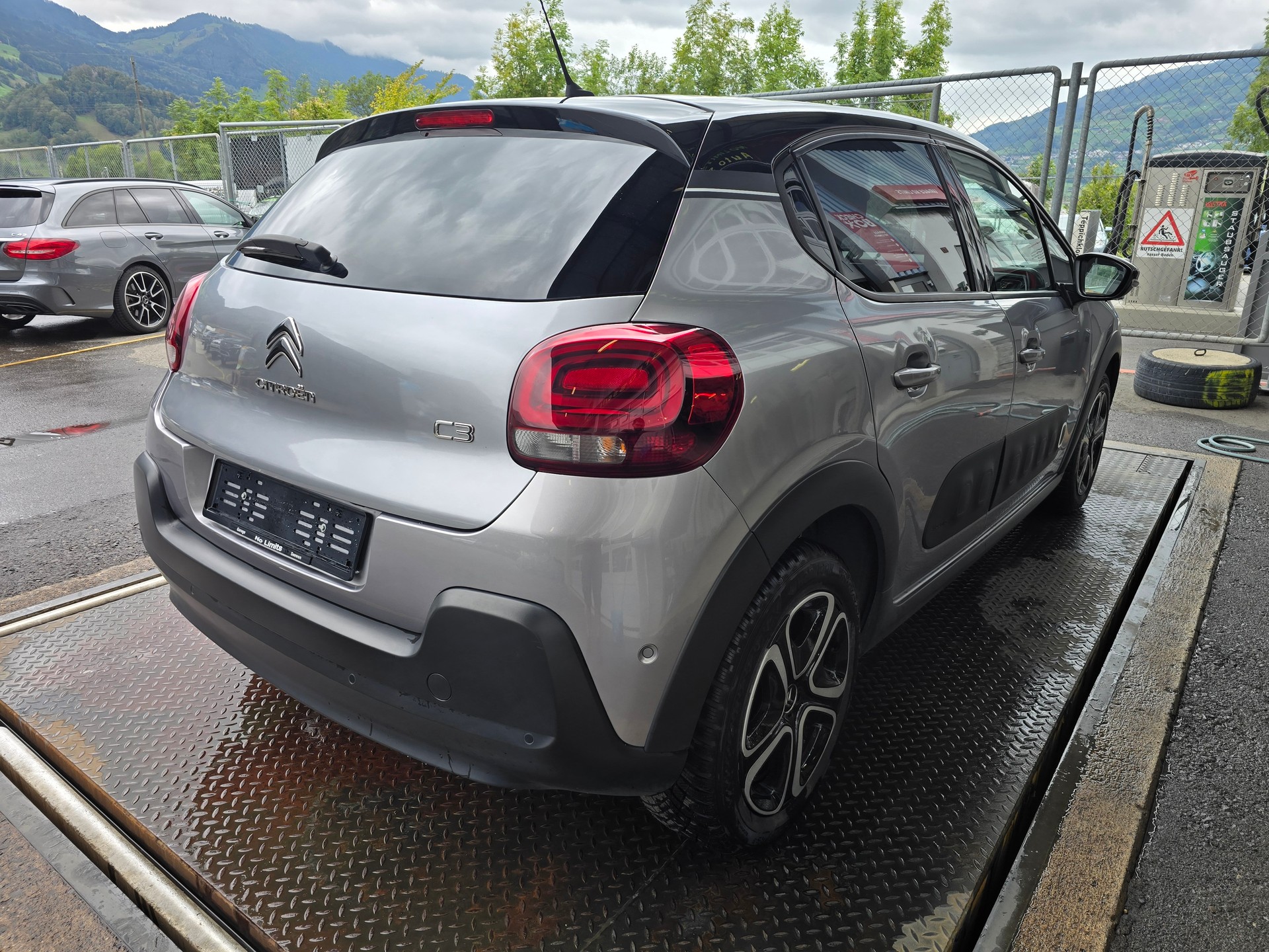 CITROEN C3 1.2i PureTech Shine EAT6-image-4