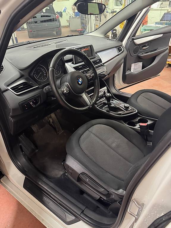 BMW 220i-image-4