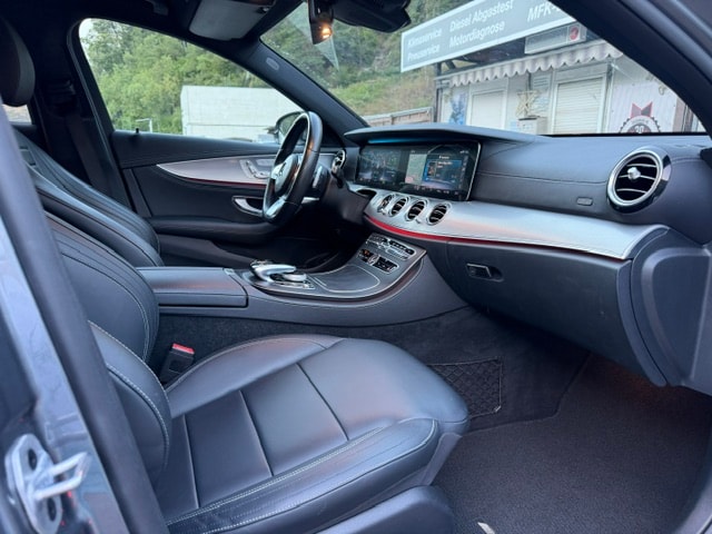 MERCEDES-BENZ E 200 AMG Line 4Matic 9G-Tronic-image-13