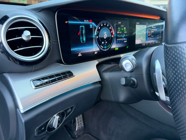 MERCEDES-BENZ E 200 AMG Line 4Matic 9G-Tronic-image-10