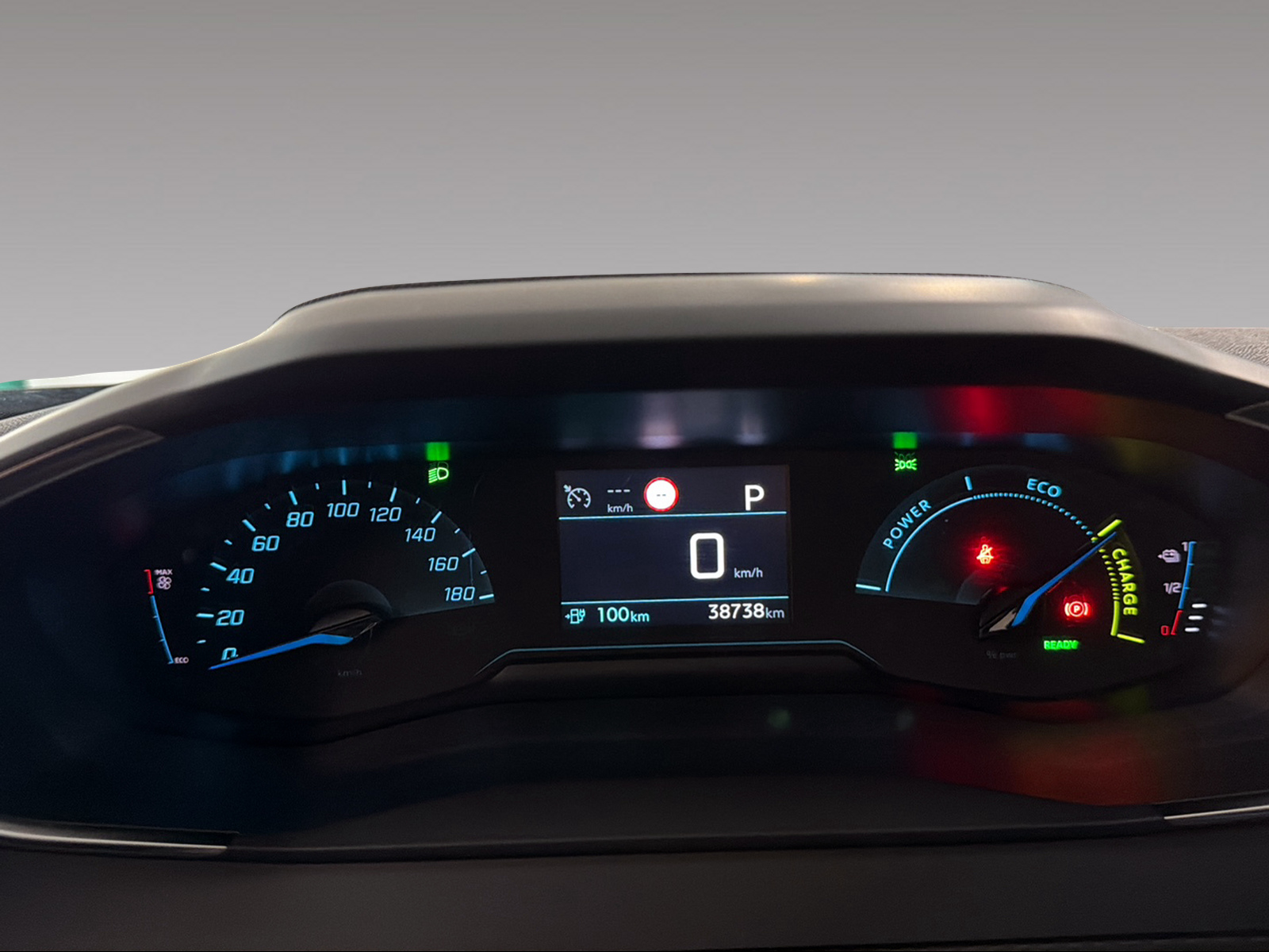 PEUGEOT 2008 e-Active-image-9