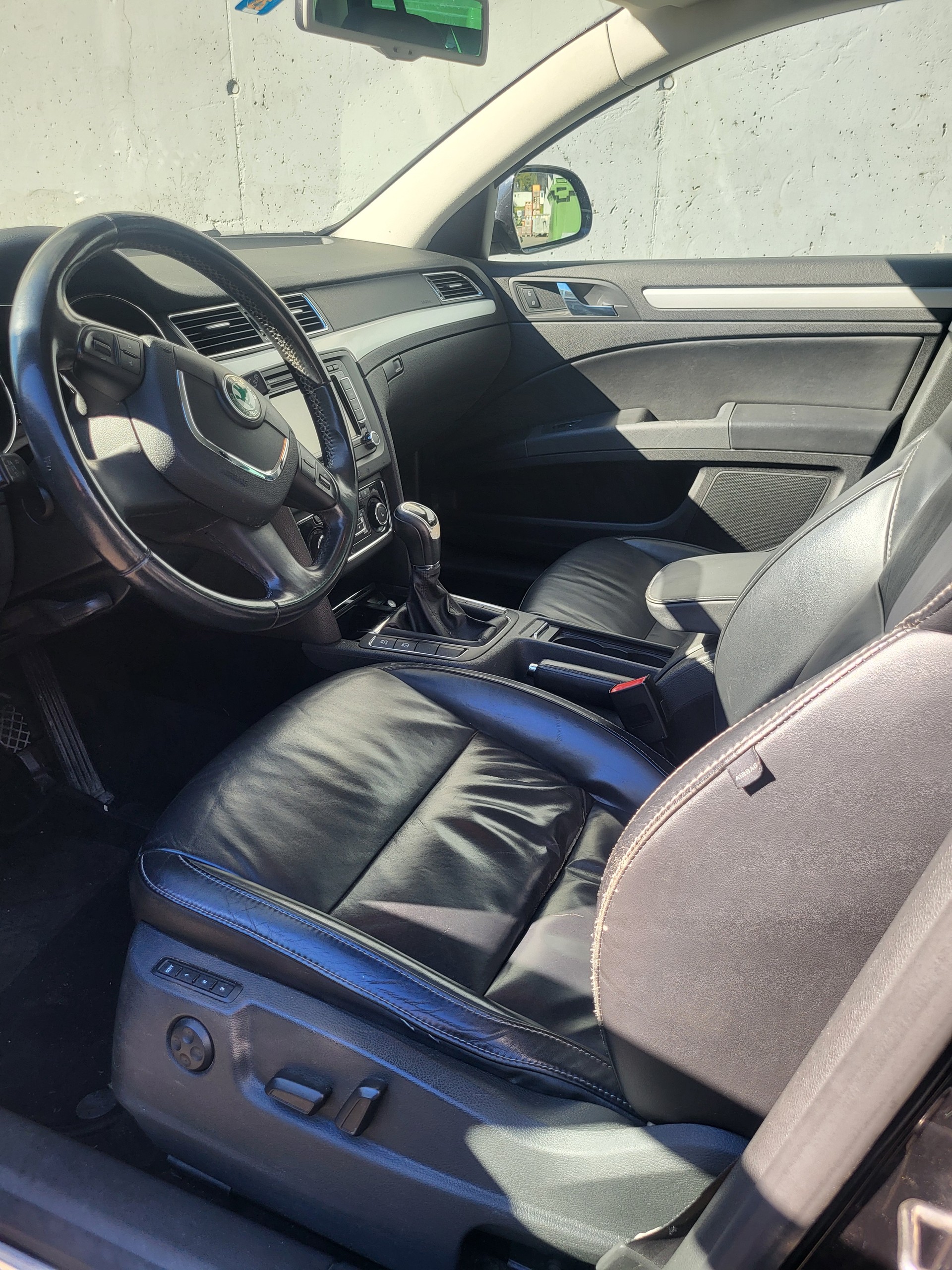 SKODA Superb Combi 2.0 TDi Elegance 4x4-image-2