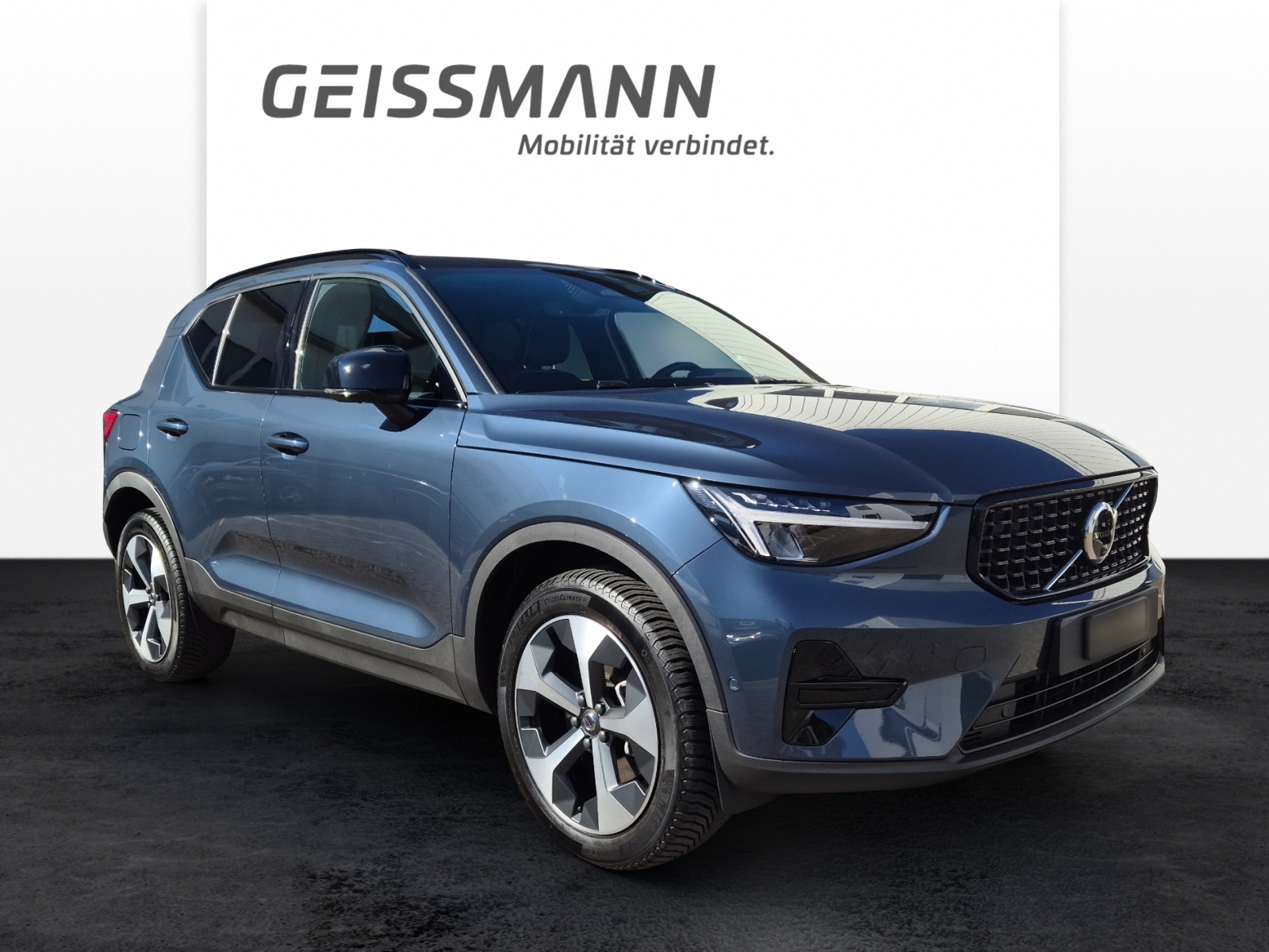VOLVO XC40 2.0 B4 MH Plus Dark-showroom-element-1