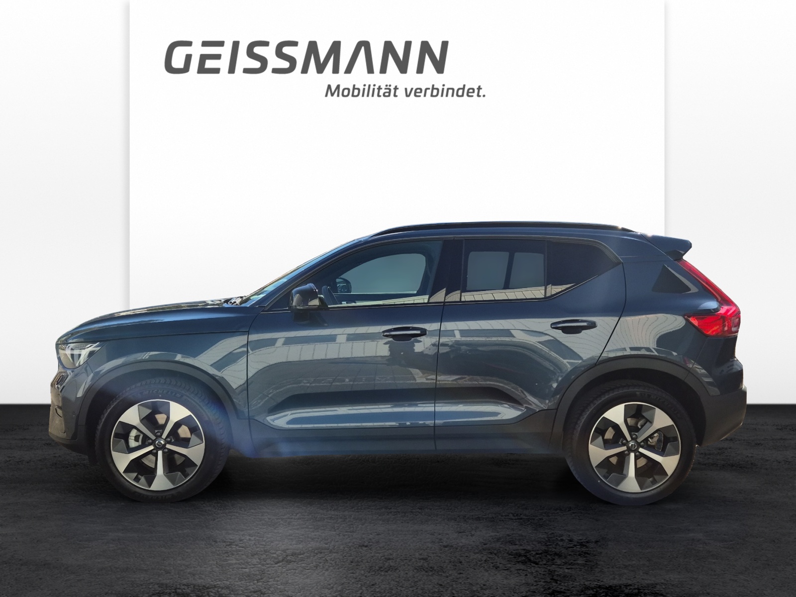 VOLVO XC40 2.0 B4 MH Plus Dark-showroom-element-2