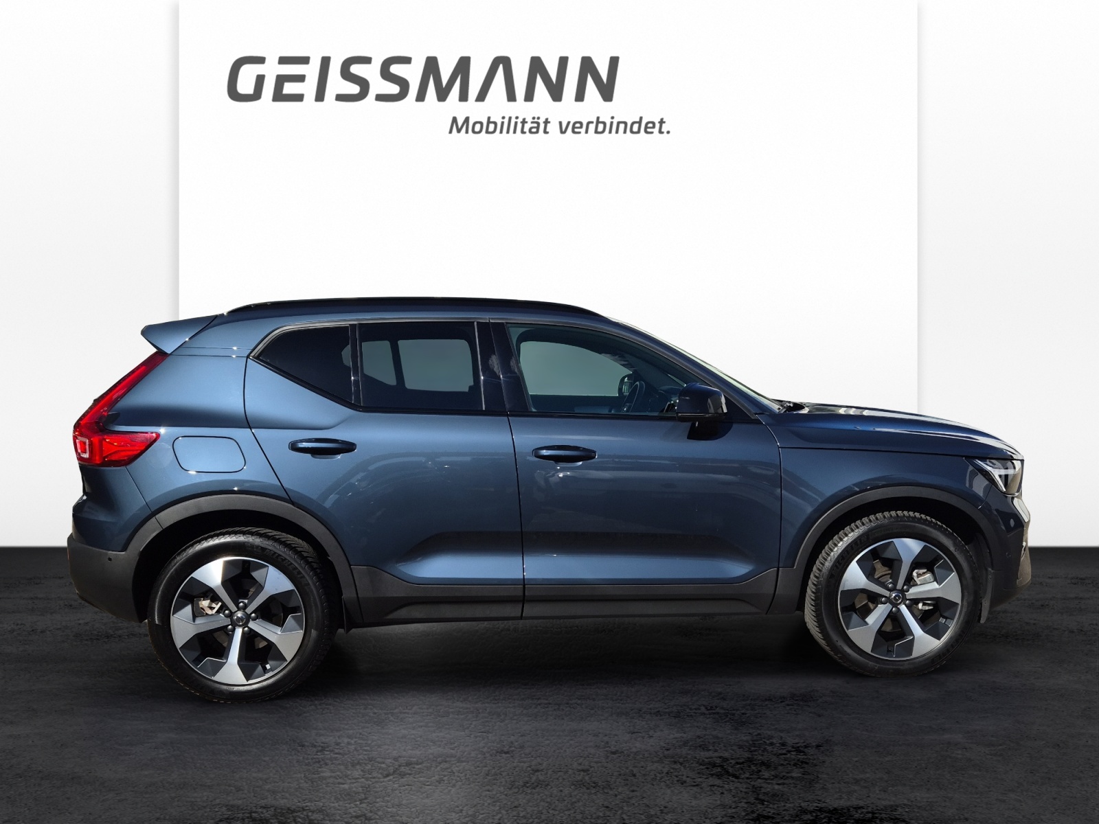VOLVO XC40 2.0 B4 MH Plus Dark-showroom-element-3