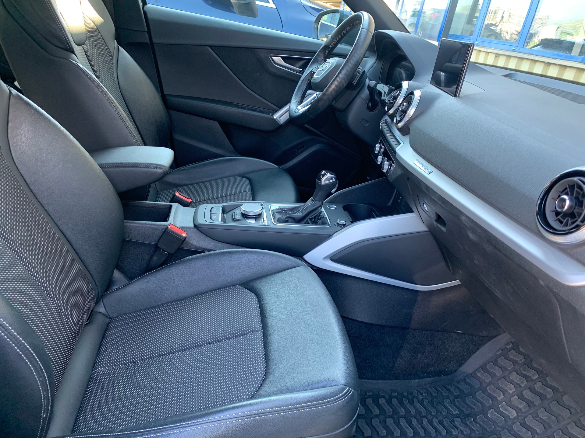 AUDI Q2 40 TFSI S line quattro S-tronic-image-9