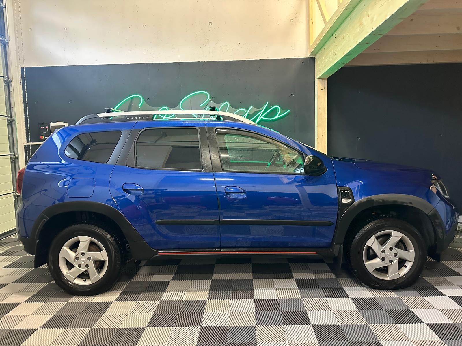 DACIA Duster dCi 115 Celebration 4x4 *Attelage, Barres de toit *Sièges chauffants-image-6