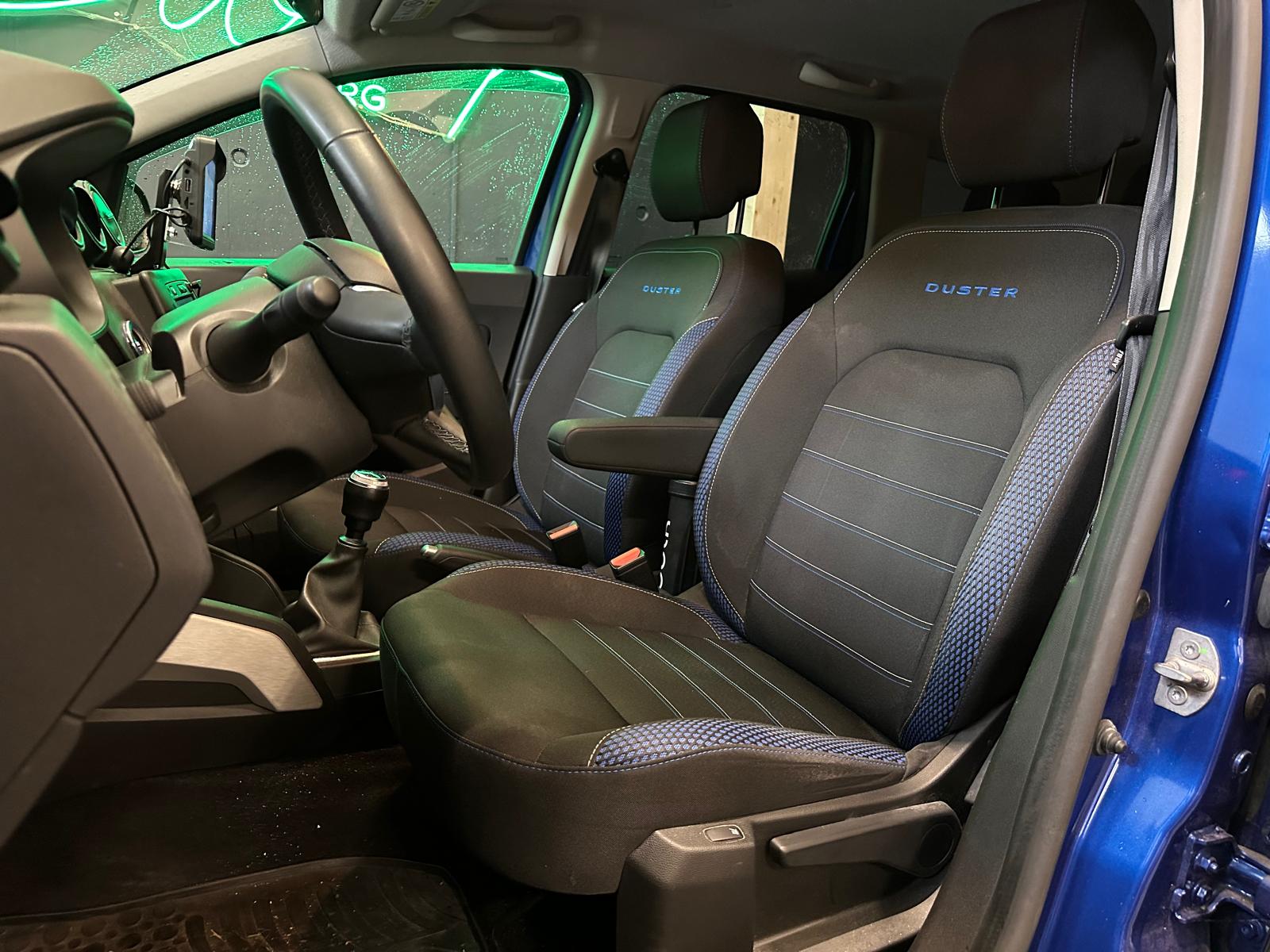 DACIA Duster dCi 115 Celebration 4x4 *Attelage, Barres de toit *Sièges chauffants-image-9
