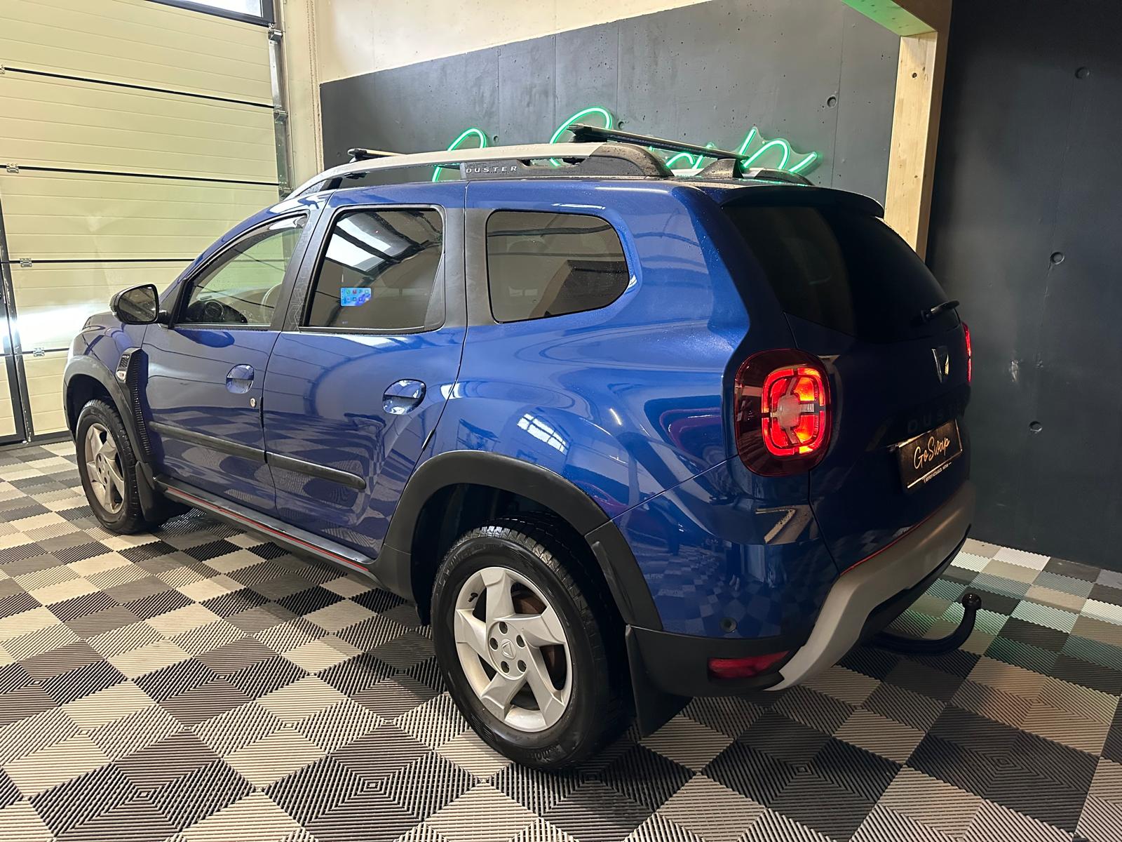 DACIA Duster dCi 115 Celebration 4x4 *Attelage, Barres de toit *Sièges chauffants-image-3