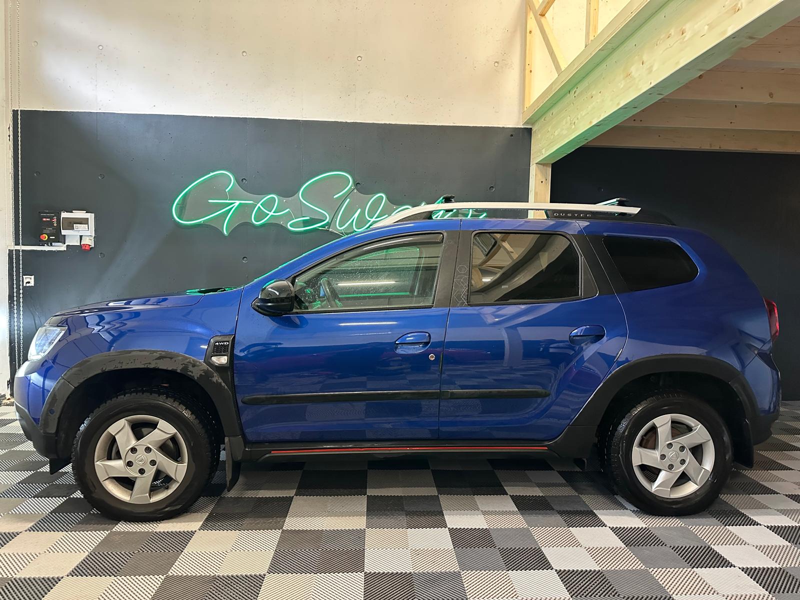 DACIA Duster dCi 115 Celebration 4x4 *Attelage, Barres de toit *Sièges chauffants-image-2
