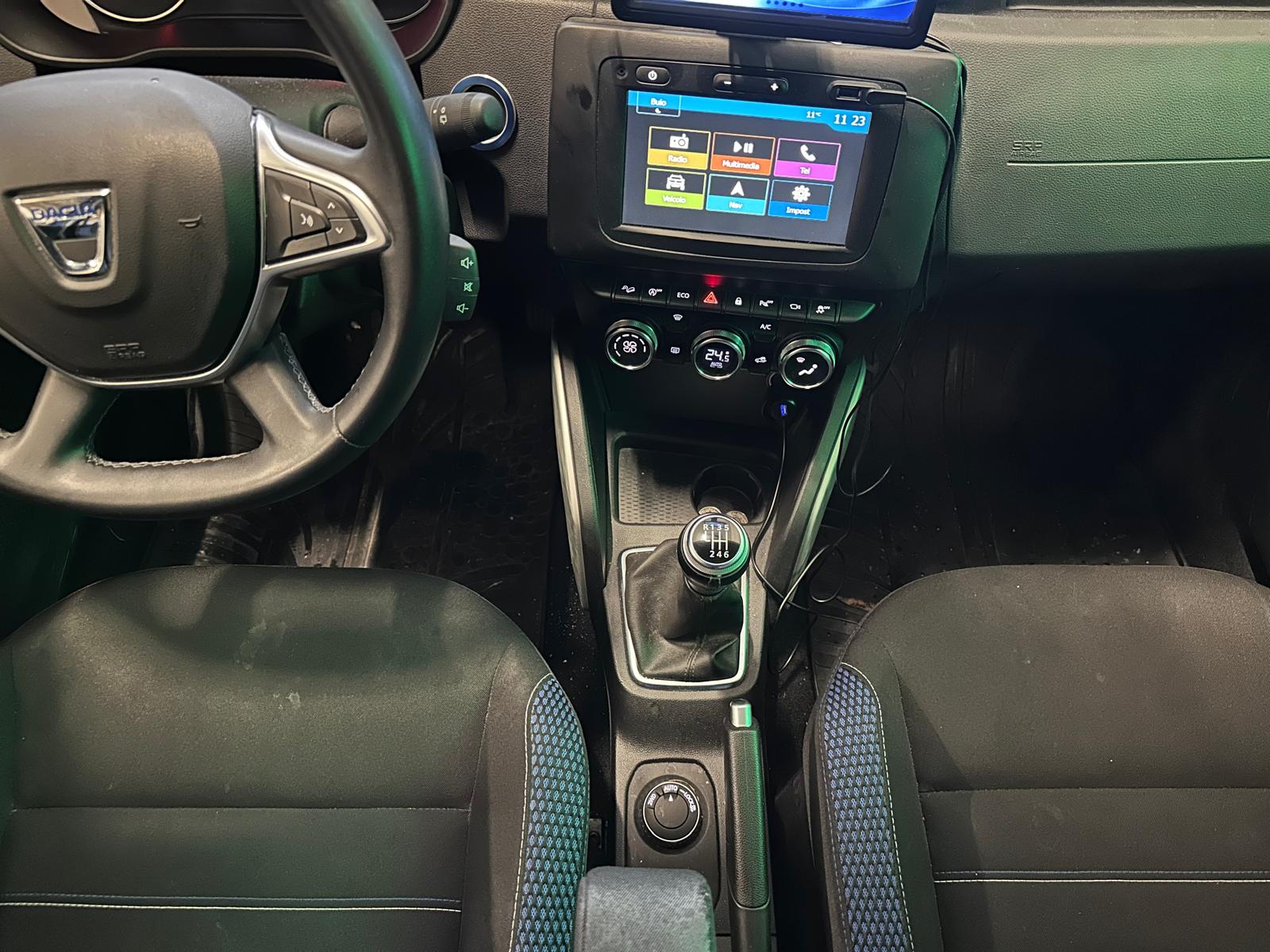 DACIA Duster dCi 115 Celebration 4x4 *Attelage, Barres de toit *Sièges chauffants-image-14