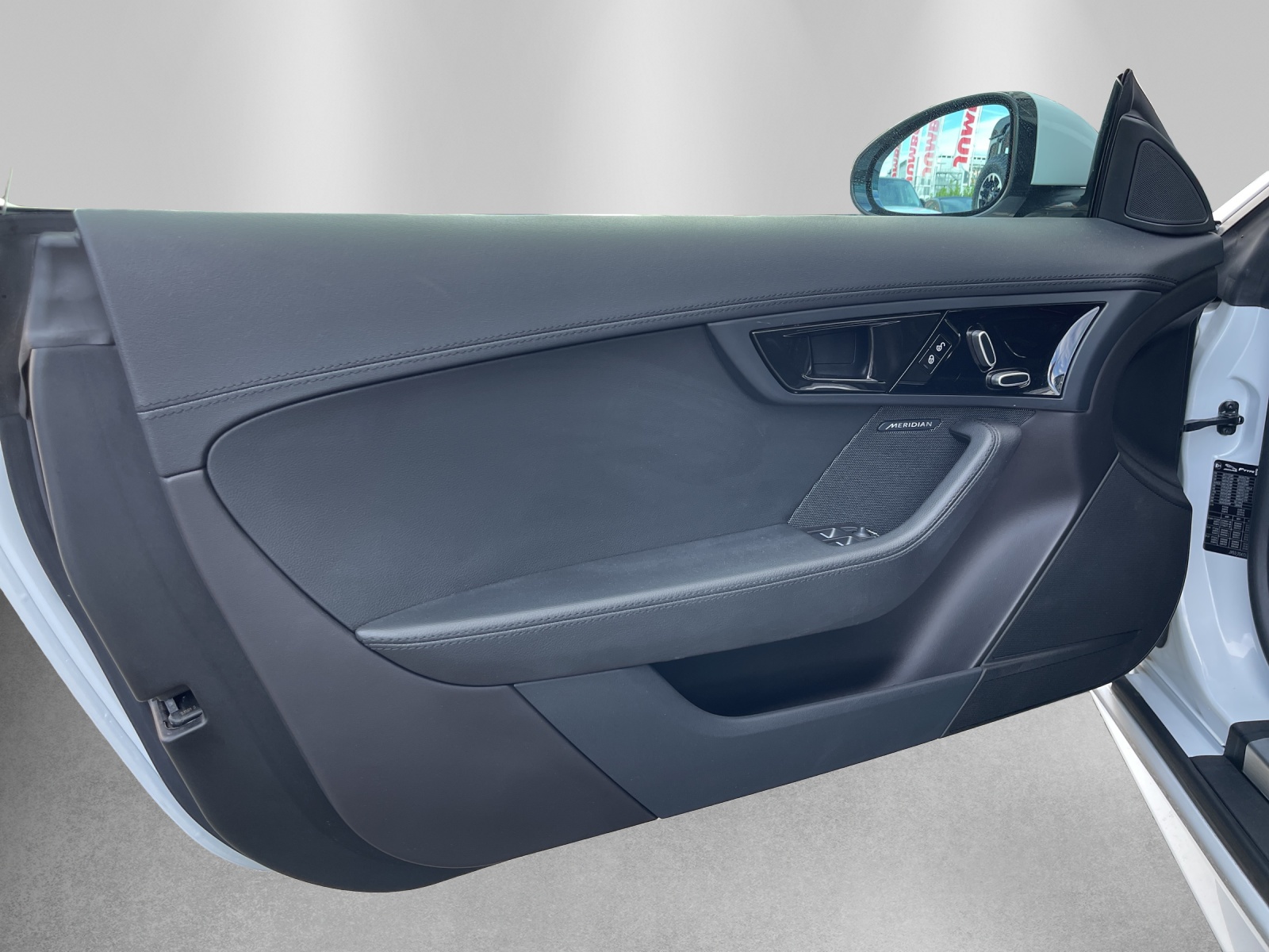 JAGUAR F-Type Convertible 2.0 I4 R-Dynamik Automatik-image-8