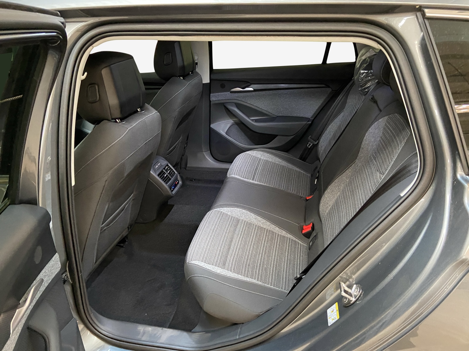 SKODA Superb Combi 2.0 TDi Selection 4x4 DSG-image-11