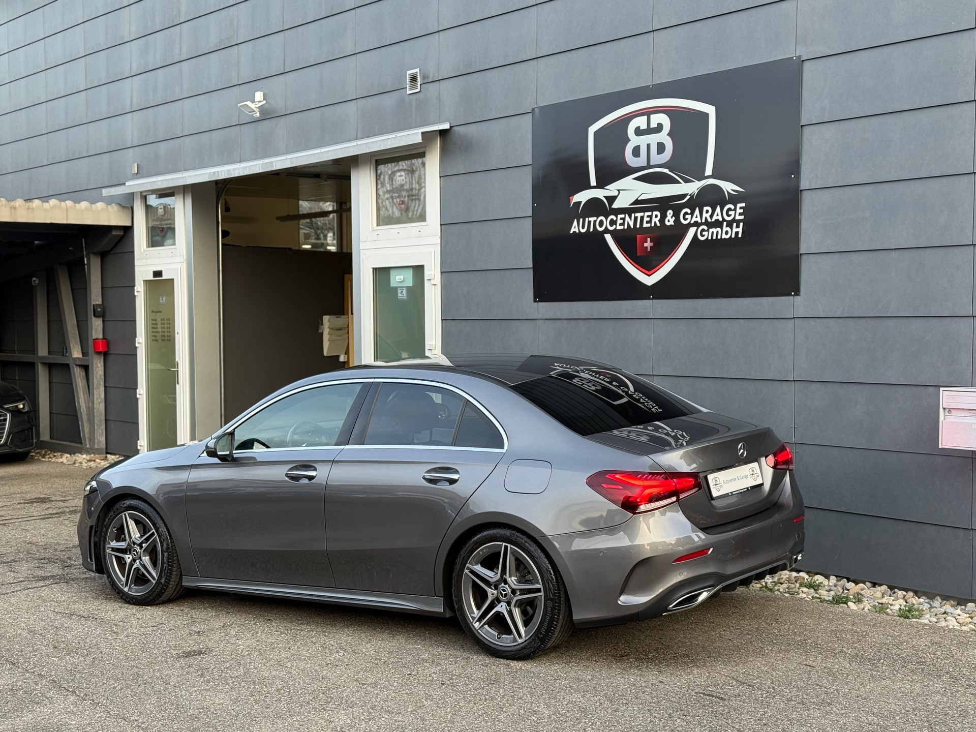 MERCEDES-BENZ A 220 AMG Line 7G-DCT 4Matic-image-4