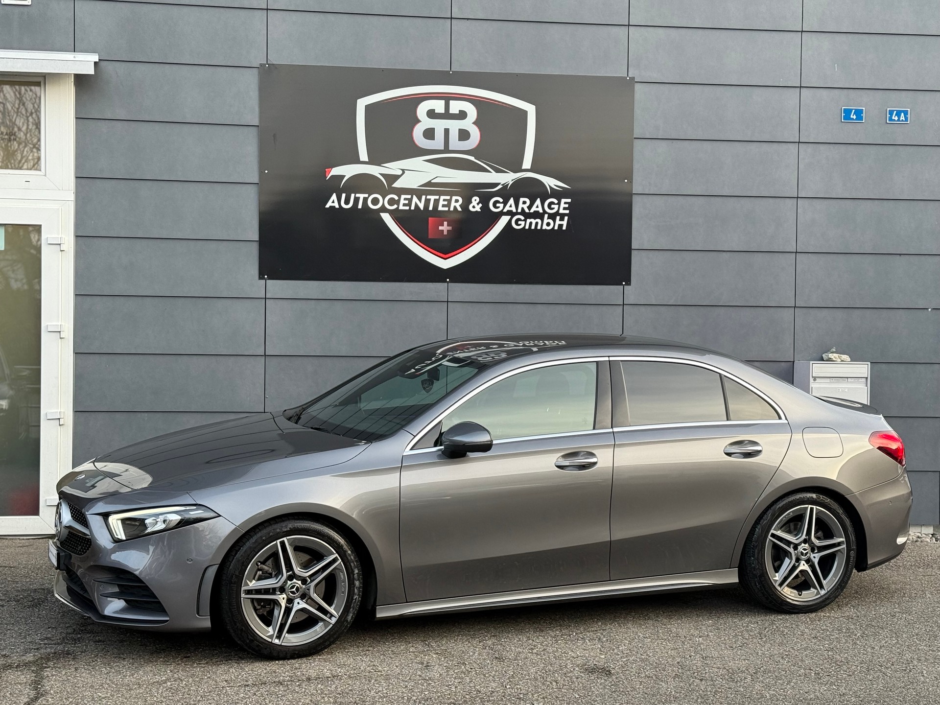MERCEDES-BENZ A 220 AMG Line 7G-DCT 4Matic-image-2