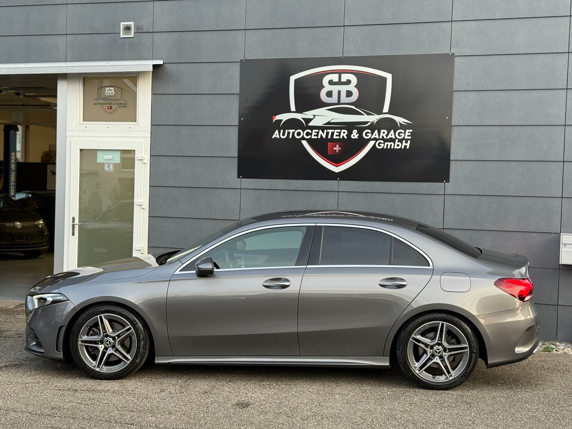 MERCEDES-BENZ A 220 AMG Line 7G-DCT 4Matic-image-3