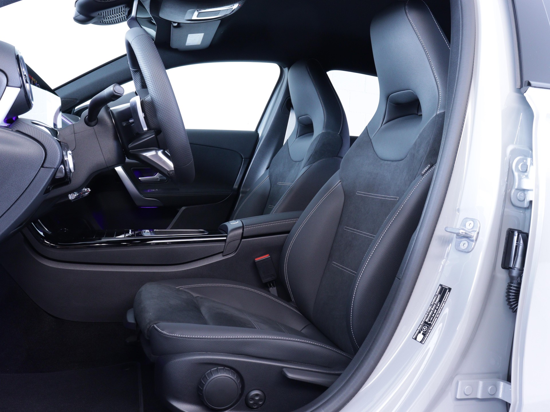 MERCEDES-BENZ A 180 Night Star AMG Line-image-4
