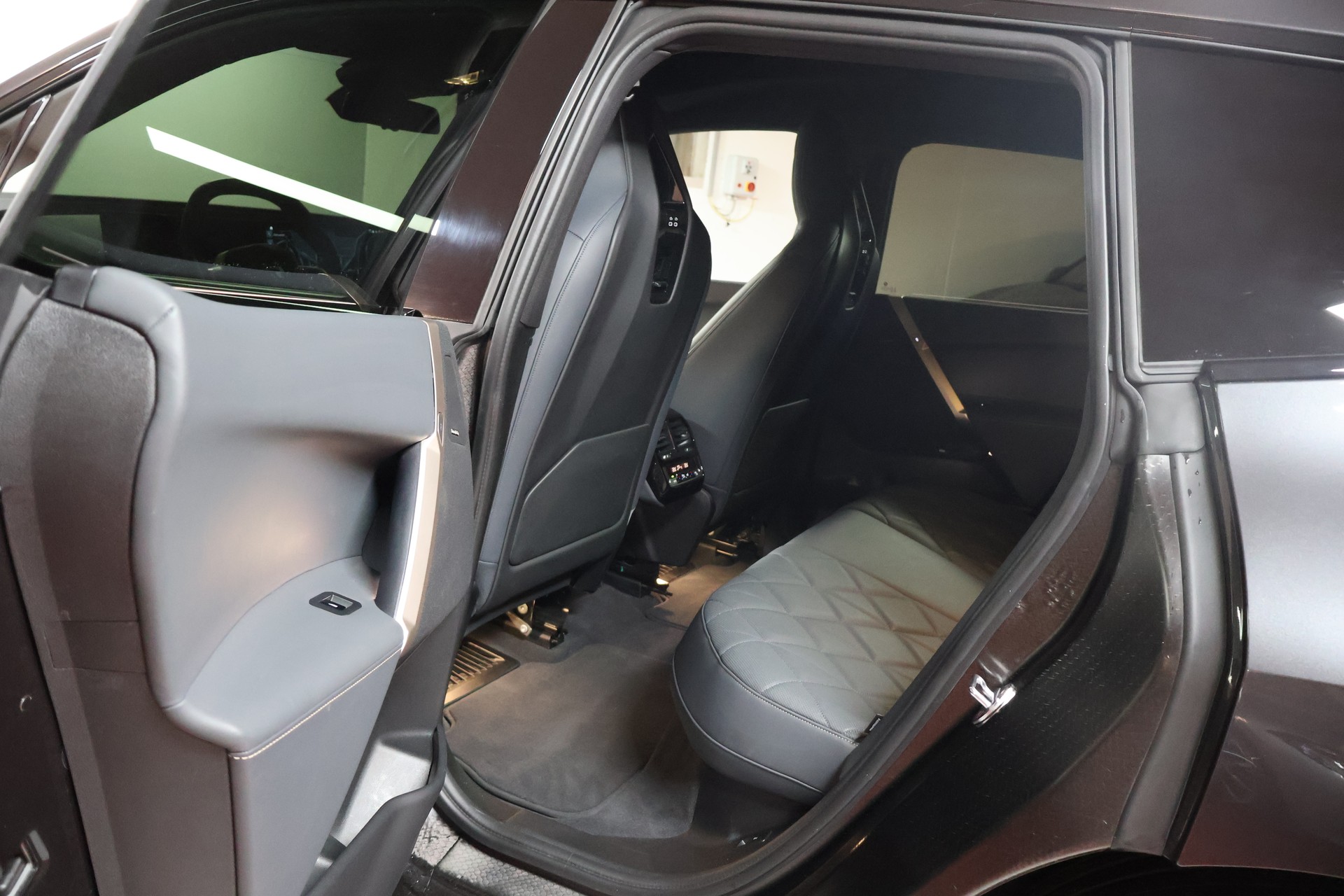 BMW iX xDrive40 SPORTPAKET-image-17