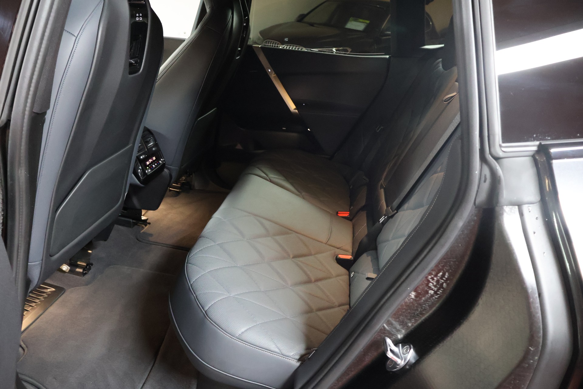 BMW iX xDrive40 SPORTPAKET-image-18