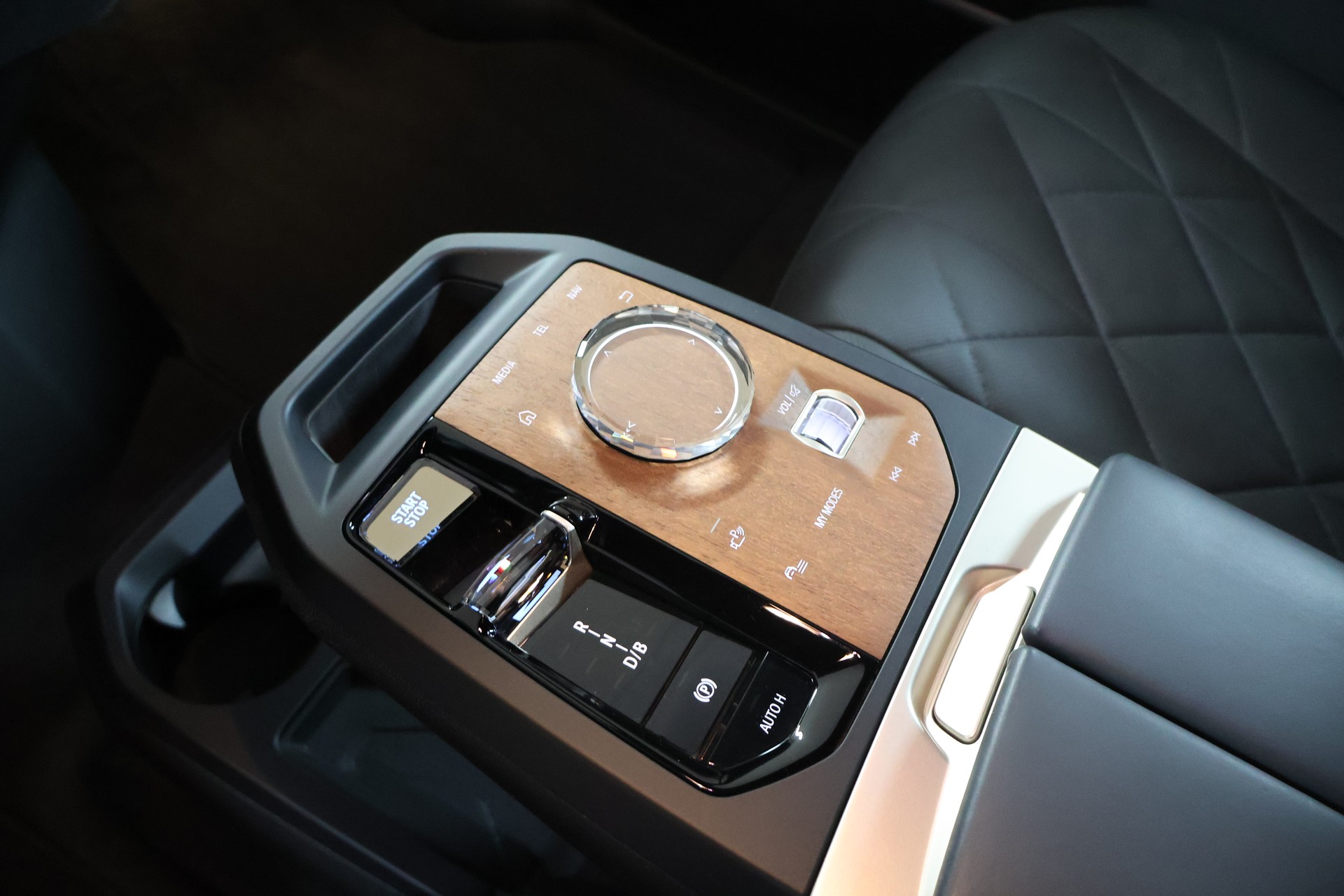BMW iX xDrive40 SPORTPAKET-image-12