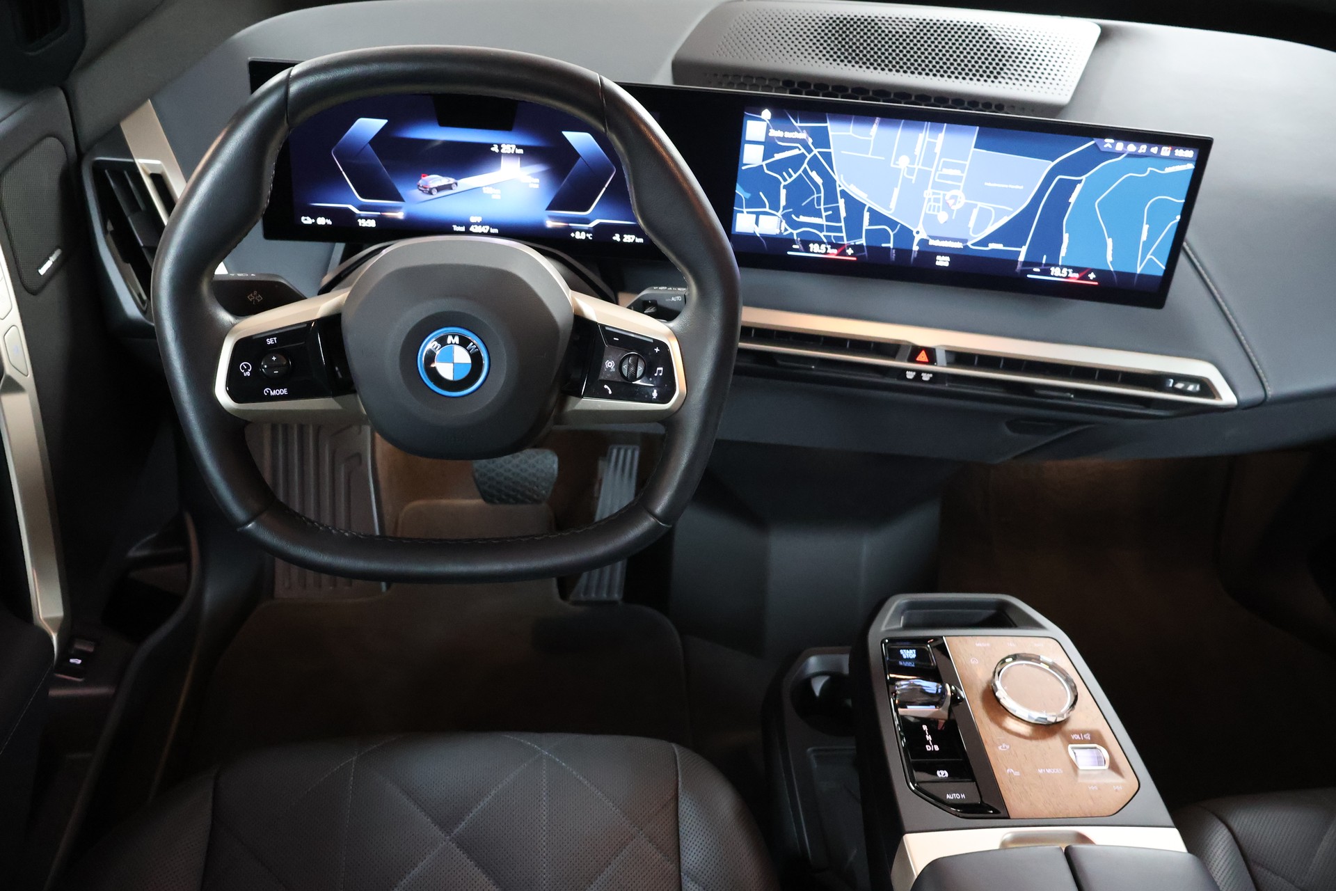 BMW iX xDrive40 SPORTPAKET-image-8