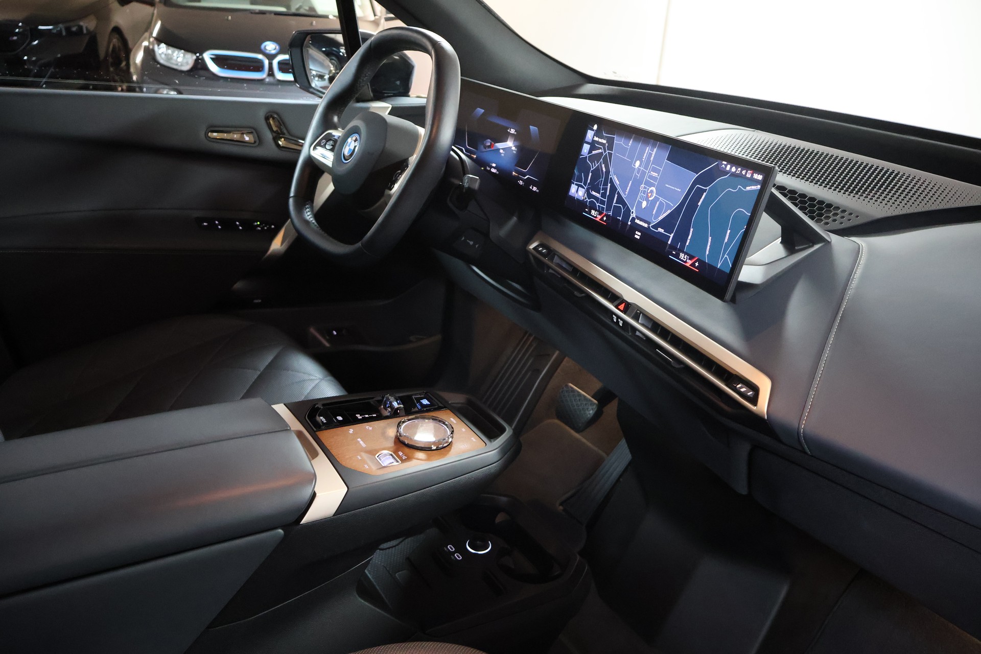 BMW iX xDrive40 SPORTPAKET-image-10