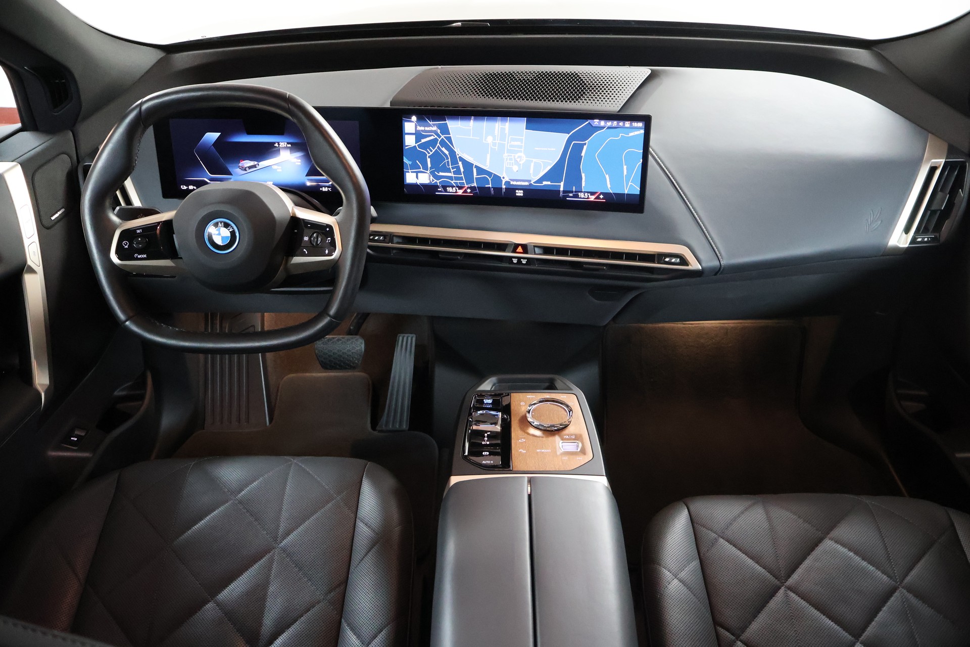 BMW iX xDrive40 SPORTPAKET-image-9