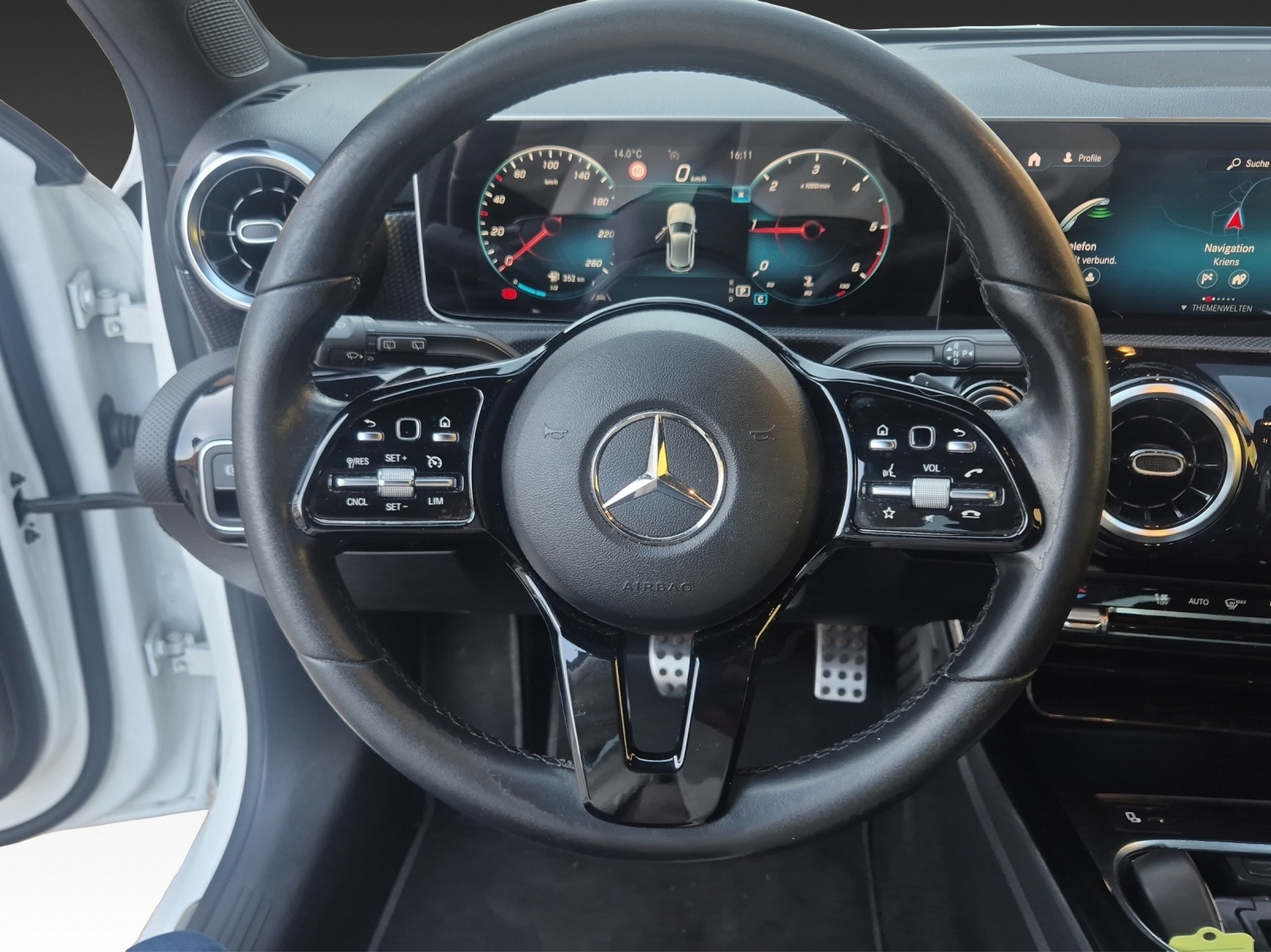 MERCEDES-BENZ A 180 d Edition Night Paket-image-15