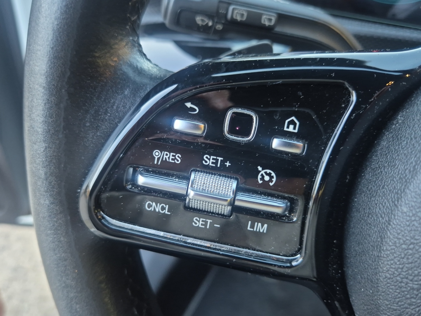 MERCEDES-BENZ A 180 d Edition Night Paket-image-20