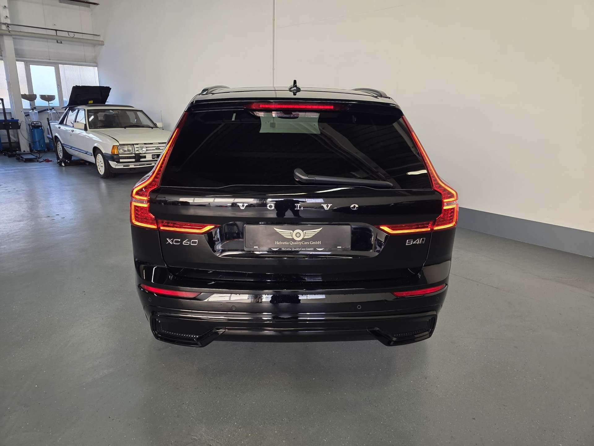 VOLVO XC60 B4 Diesel Mild Hybrid AWD Plus Dark Geartronic-image-13