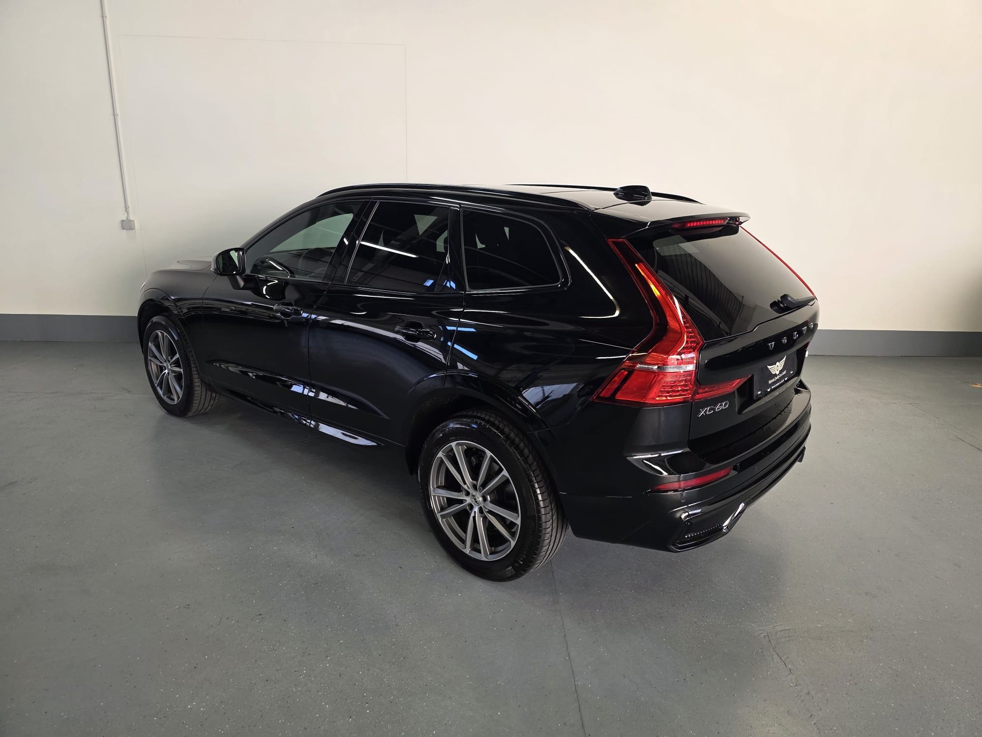 VOLVO XC60 B4 Diesel Mild Hybrid AWD Plus Dark Geartronic-image-9