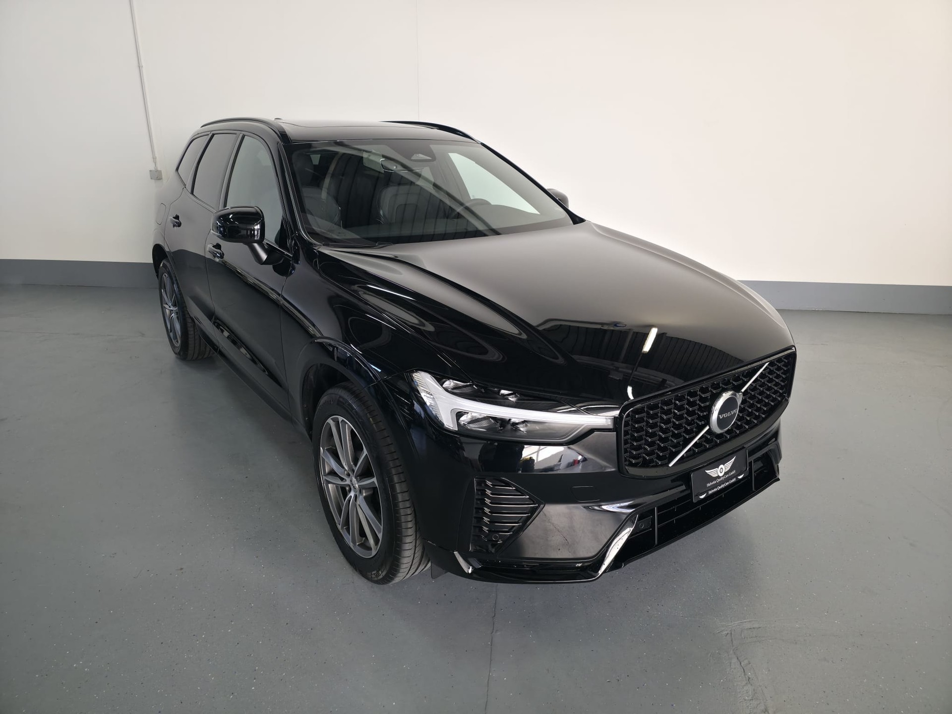 VOLVO XC60 B4 Diesel Mild Hybrid AWD Plus Dark Geartronic-image-3