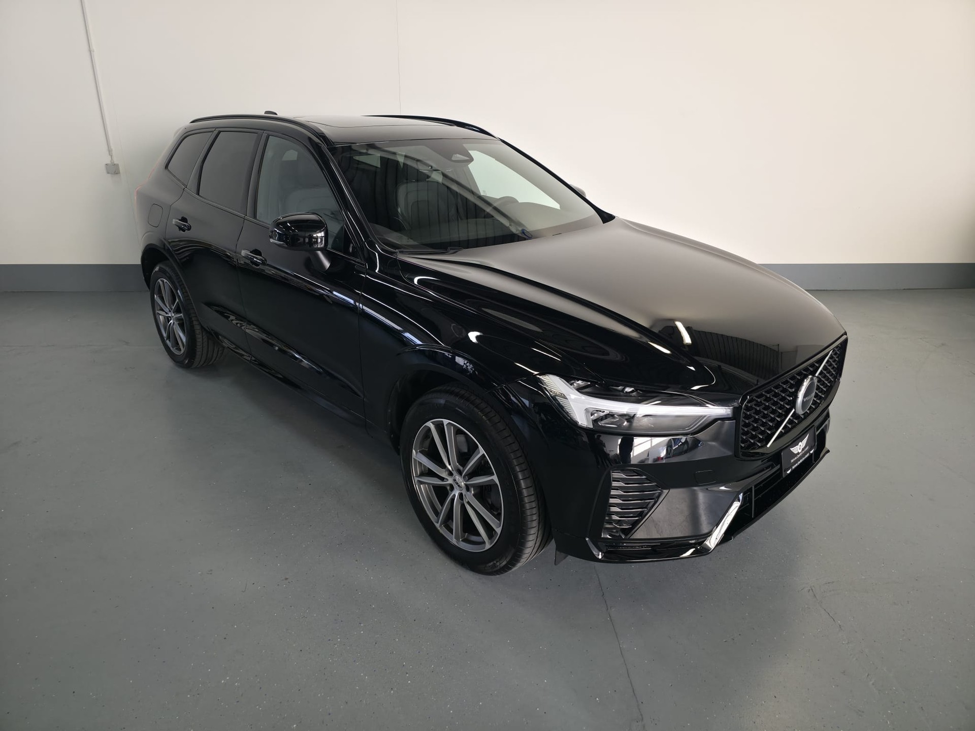 VOLVO XC60 B4 Diesel Mild Hybrid AWD Plus Dark Geartronic-image-1