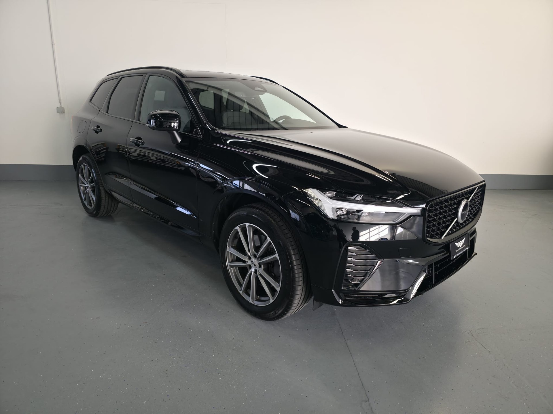 VOLVO XC60 B4 Diesel Mild Hybrid AWD Plus Dark Geartronic-image-2
